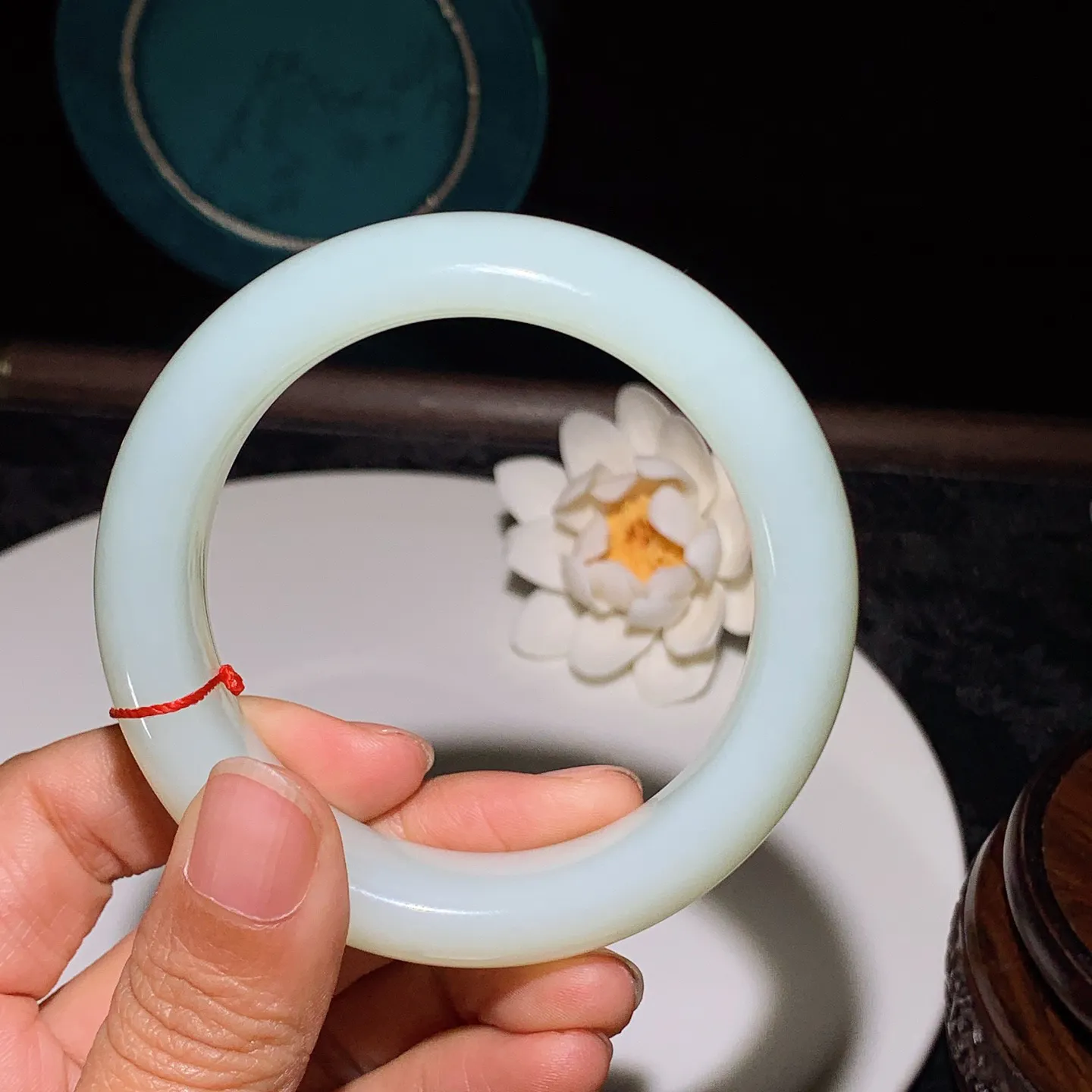 收藏级！58圈口 新疆和田玉白玉羊脂白手镯。羊脂白玉宽版手镯。58圈口条宽18厚11重94克 无裂无杂 玉质细腻油润 底色纯净 脂粉好，品质好。lt251231