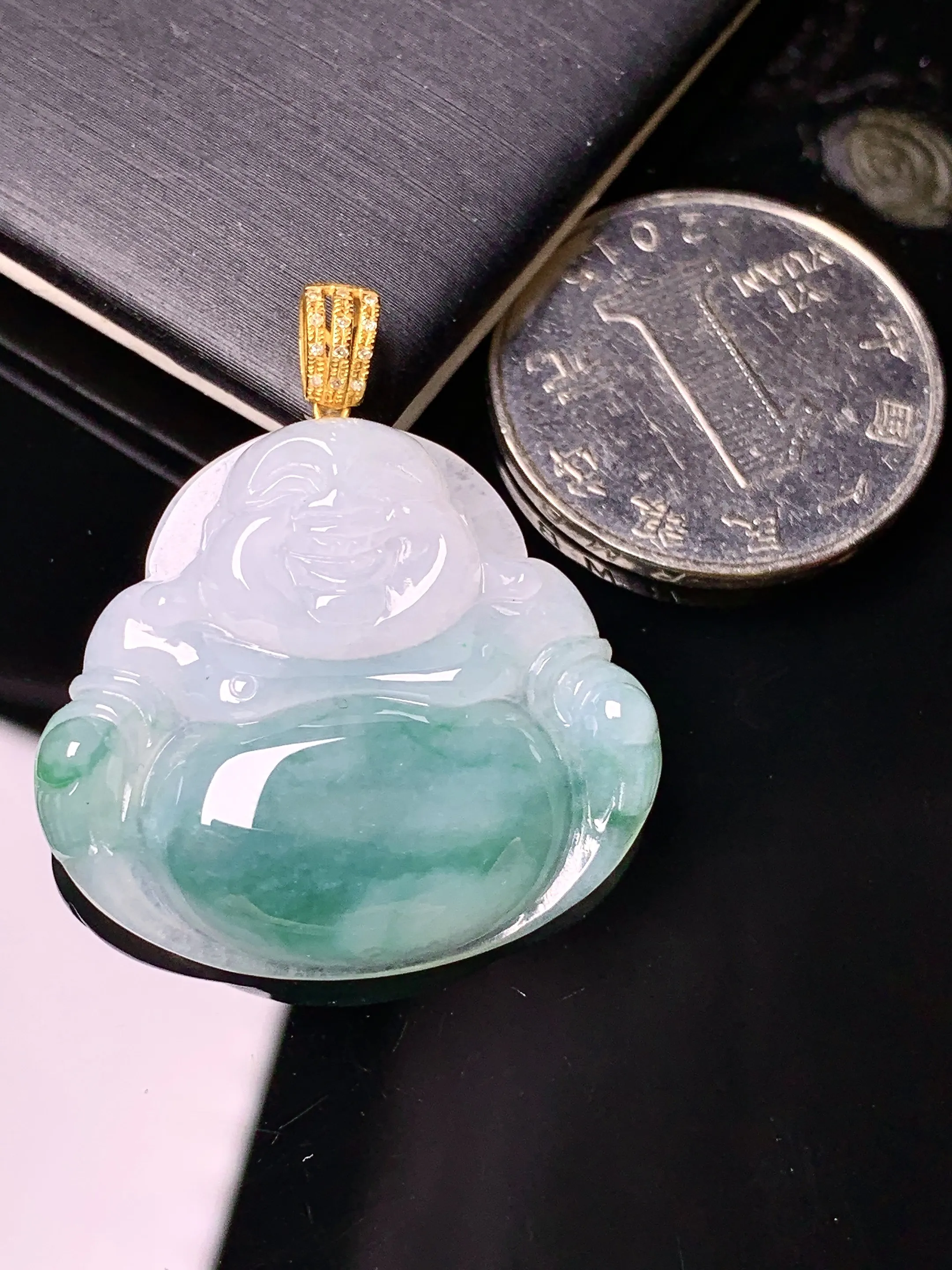 18k金钻镶嵌飘绿佛公吊坠 玉质细腻 色泽清新艳丽 整体尺寸34*30*6.2