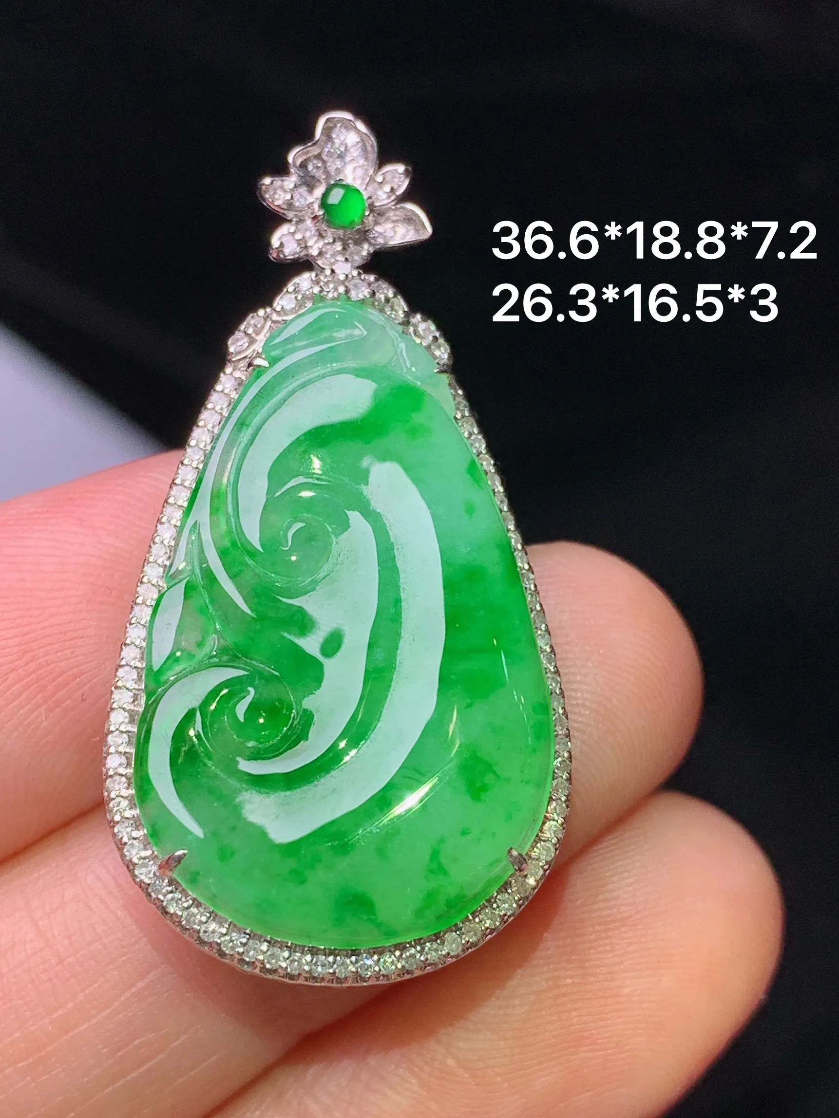 18k金钻镶嵌翠绿如意吊坠 玉质细腻 色泽清新艳丽 整体尺寸36.6*18.8*7.2