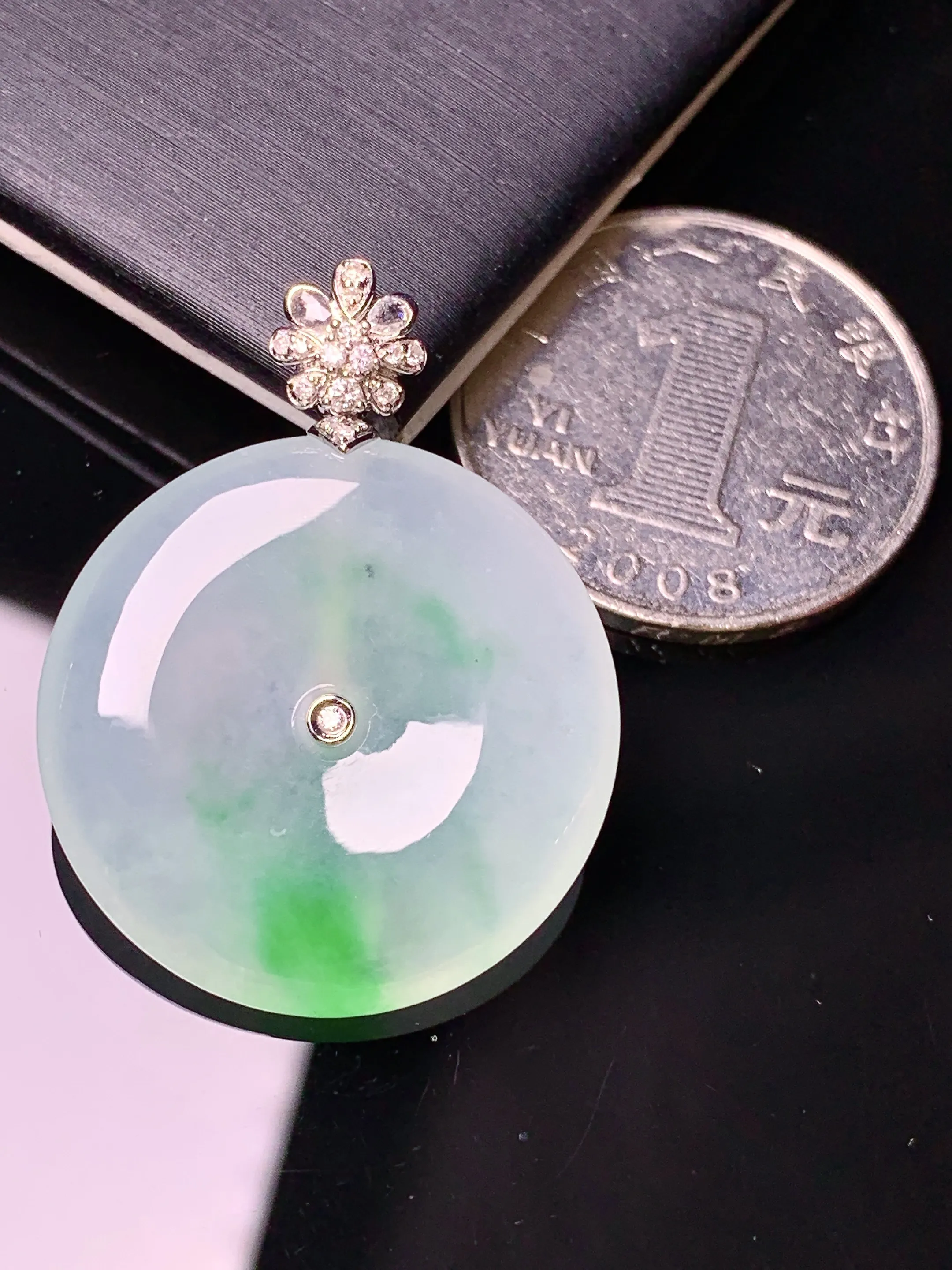 18k金钻镶嵌冰种飘绿平安扣吊坠 玉质细腻 色泽清新艳丽 整体尺寸33.6*25.7*5.2