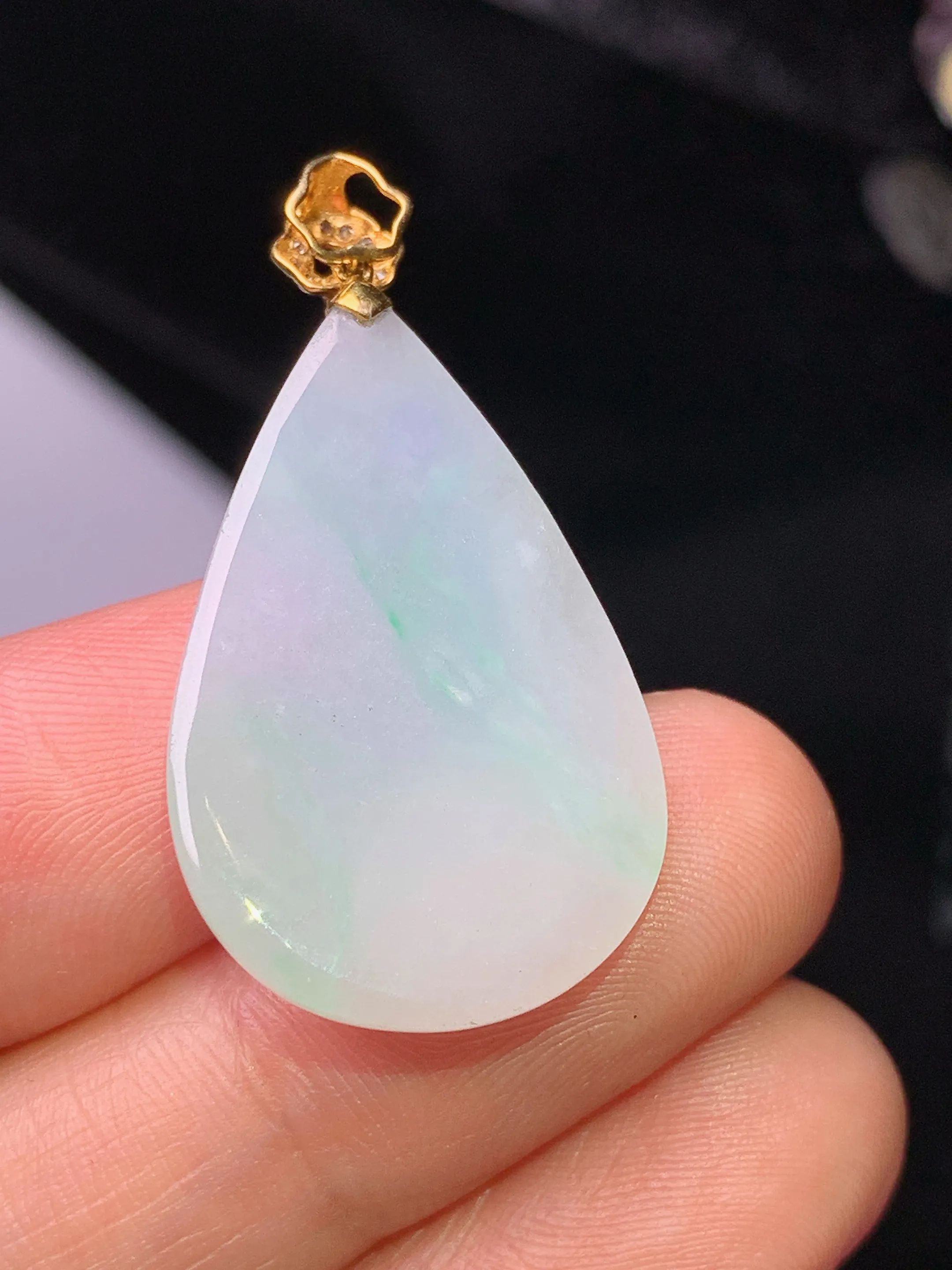 18k金镶嵌飘绿水滴吊坠 玉质细腻 色泽清新艳丽 整体尺寸34.5*18.2*5