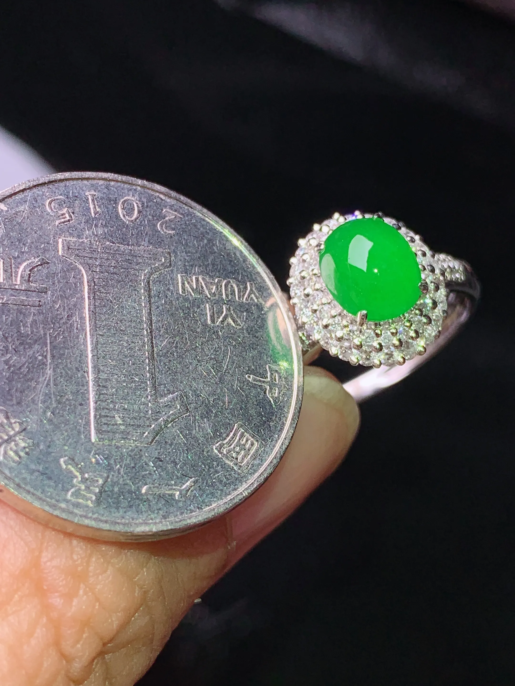 18k金钻镶嵌满绿蛋面戒指 玉质细腻 色泽清新艳丽 圈口14.5 整体尺寸11.8*10.3*7.8