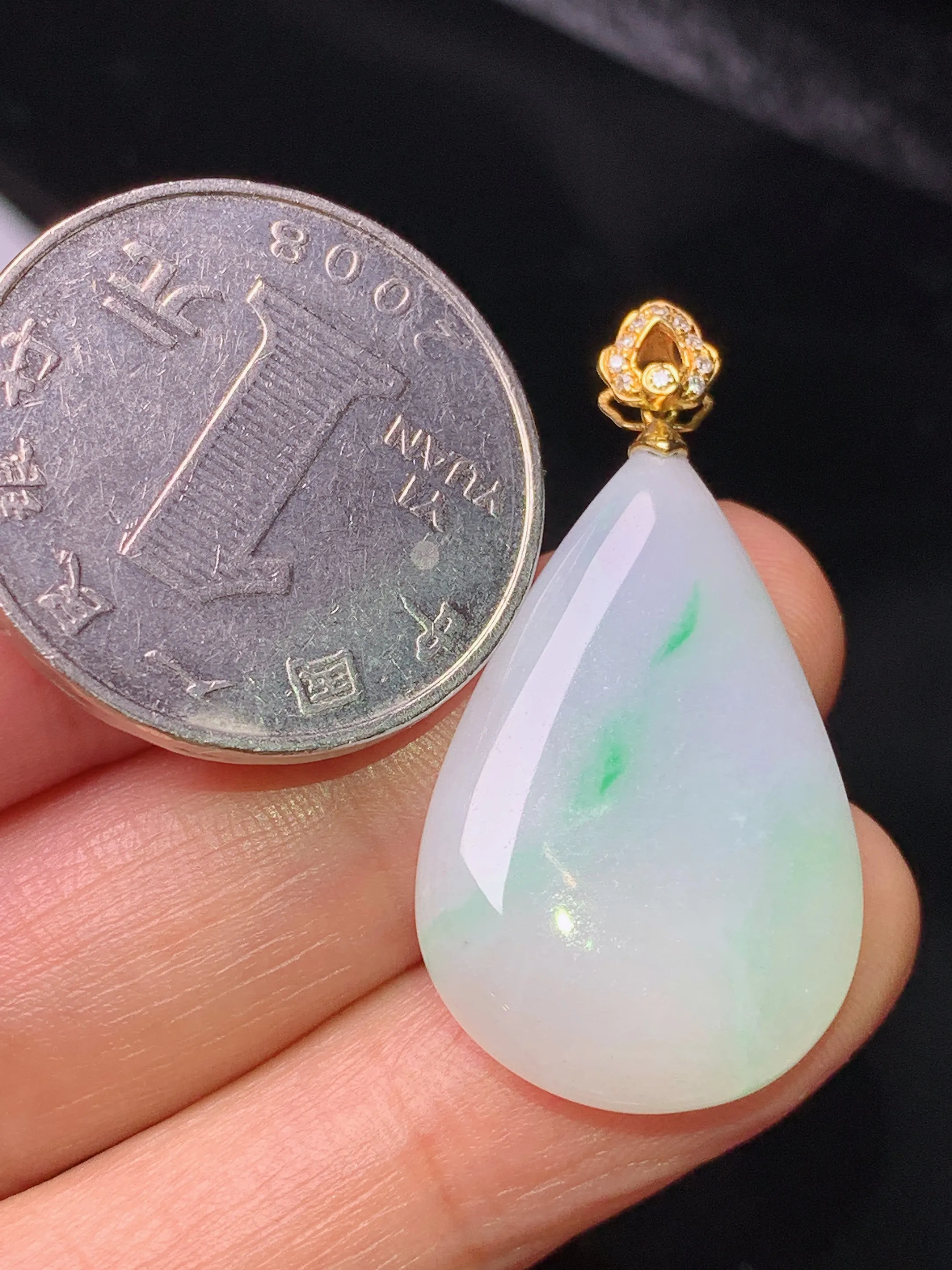 18k金镶嵌飘绿水滴吊坠 玉质细腻 色泽清新艳丽 整体尺寸34.5*18.2*5