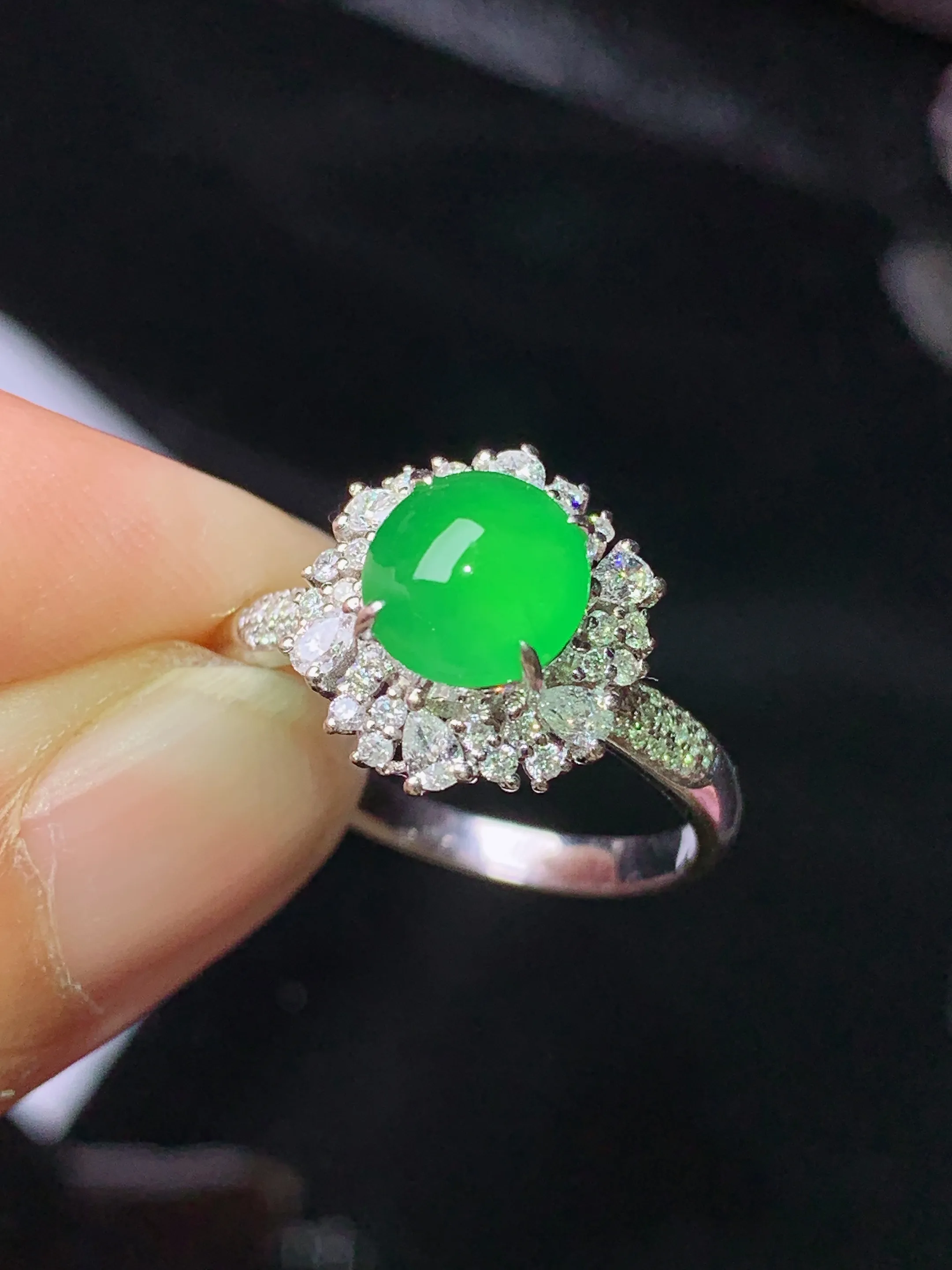 18k金钻镶嵌满绿蛋面戒指 玉质细腻 色泽清新艳丽 圈口14.5 整体尺寸13*11.5*8.5