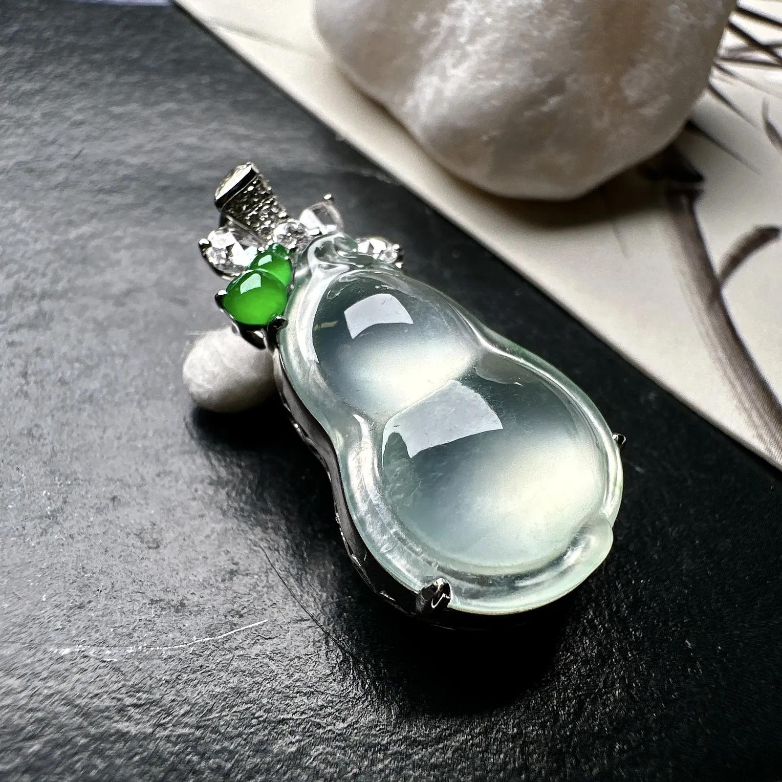 【冰种葫芦吊坠】质地细腻清爽，荧光感强烈，起刚光强烈，18K金钻镶嵌，裸石尺寸22*15.2*5.1毫米