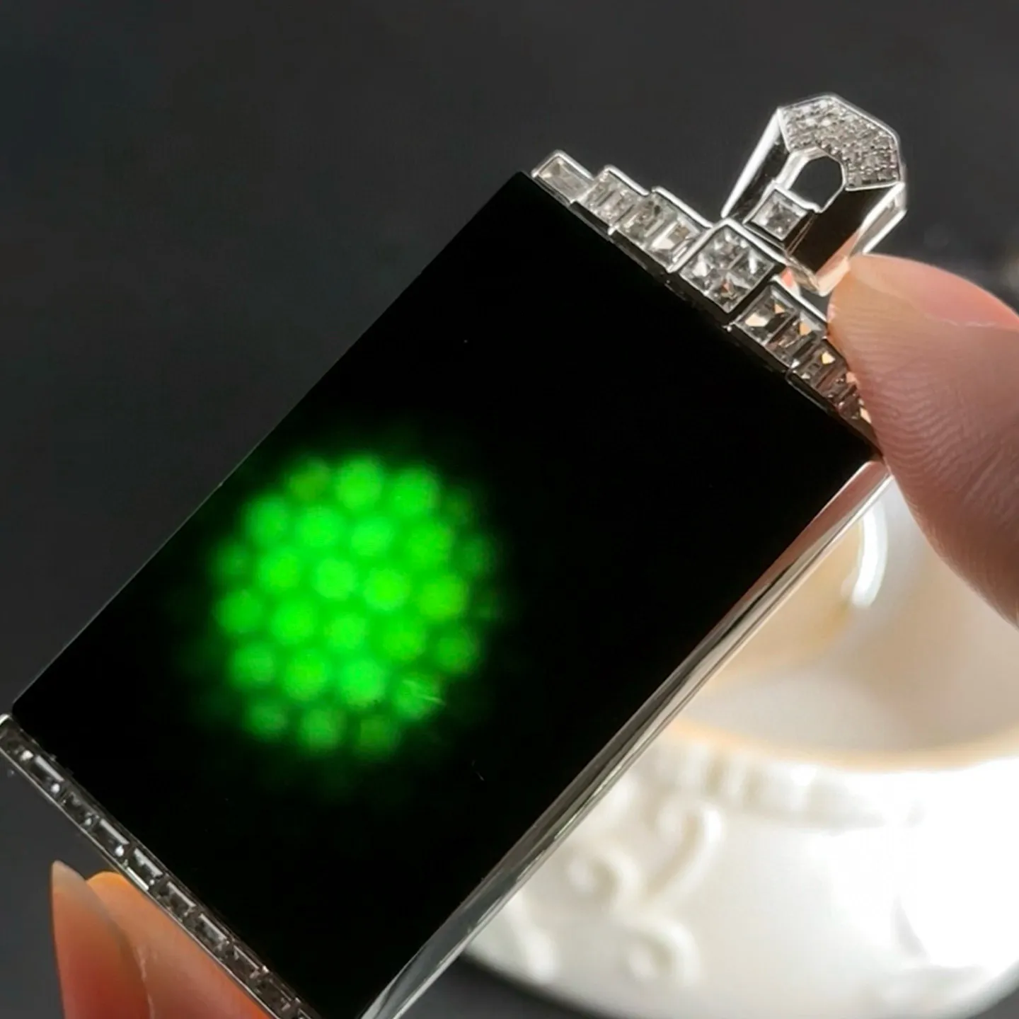 精品18k墨翠无事牌 种好色正 黑度极好 打灯通透 油性十足 尺寸57.3