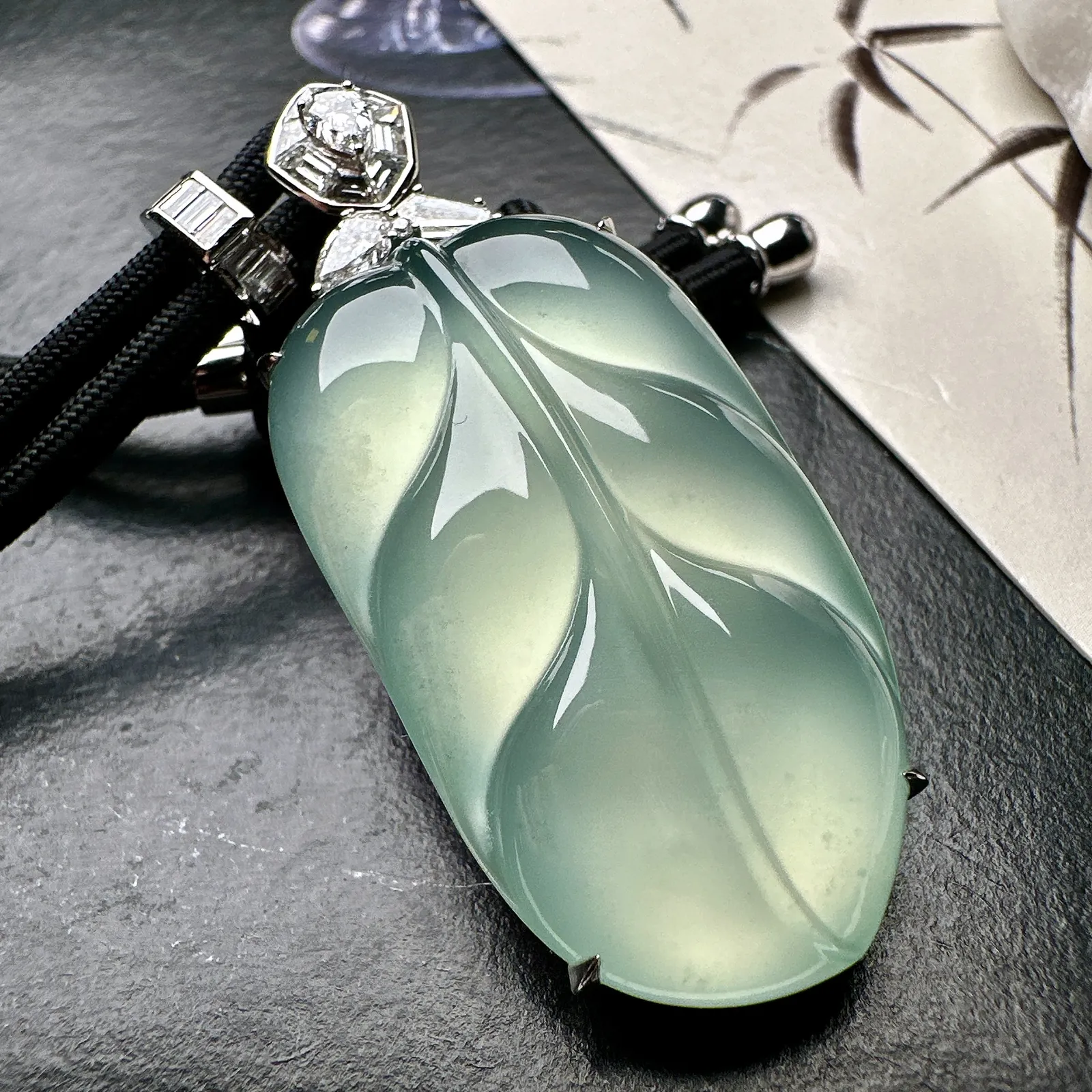 【冰种天空蓝叶子】金枝玉叶，质地细腻，冰润透亮，光泽出众，18k金钻镶嵌，裸石尺寸40.2*22.5*6.7毫米