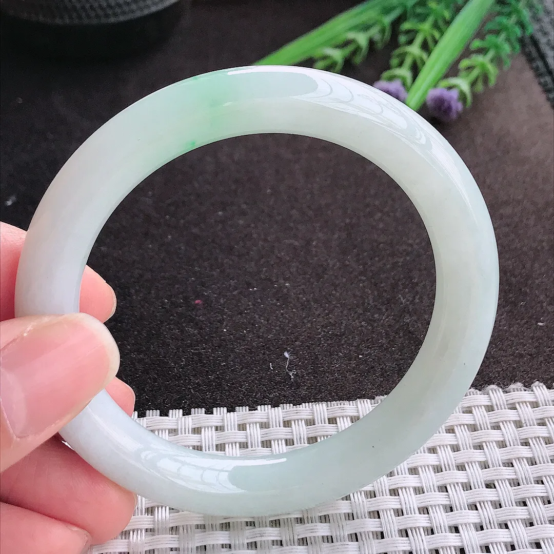 实拍A货翡翠55.5/9.8/9.6老坑秀气冰润飘绿圆条手镯玉镯手环