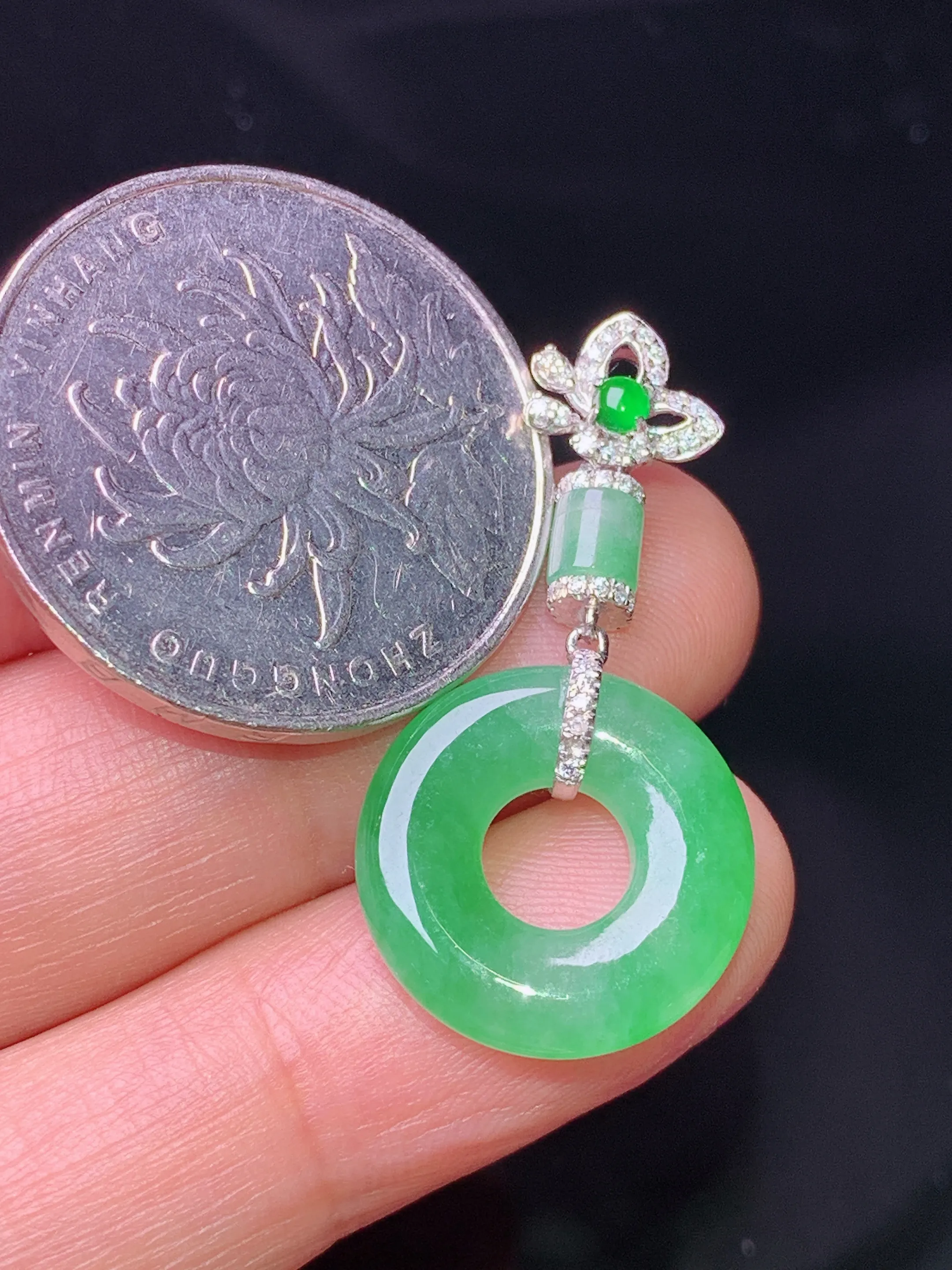 18k金钻镶嵌翠绿平安环吊坠 玉质细腻 色泽清新艳丽 整体尺寸32.2*16*3.8