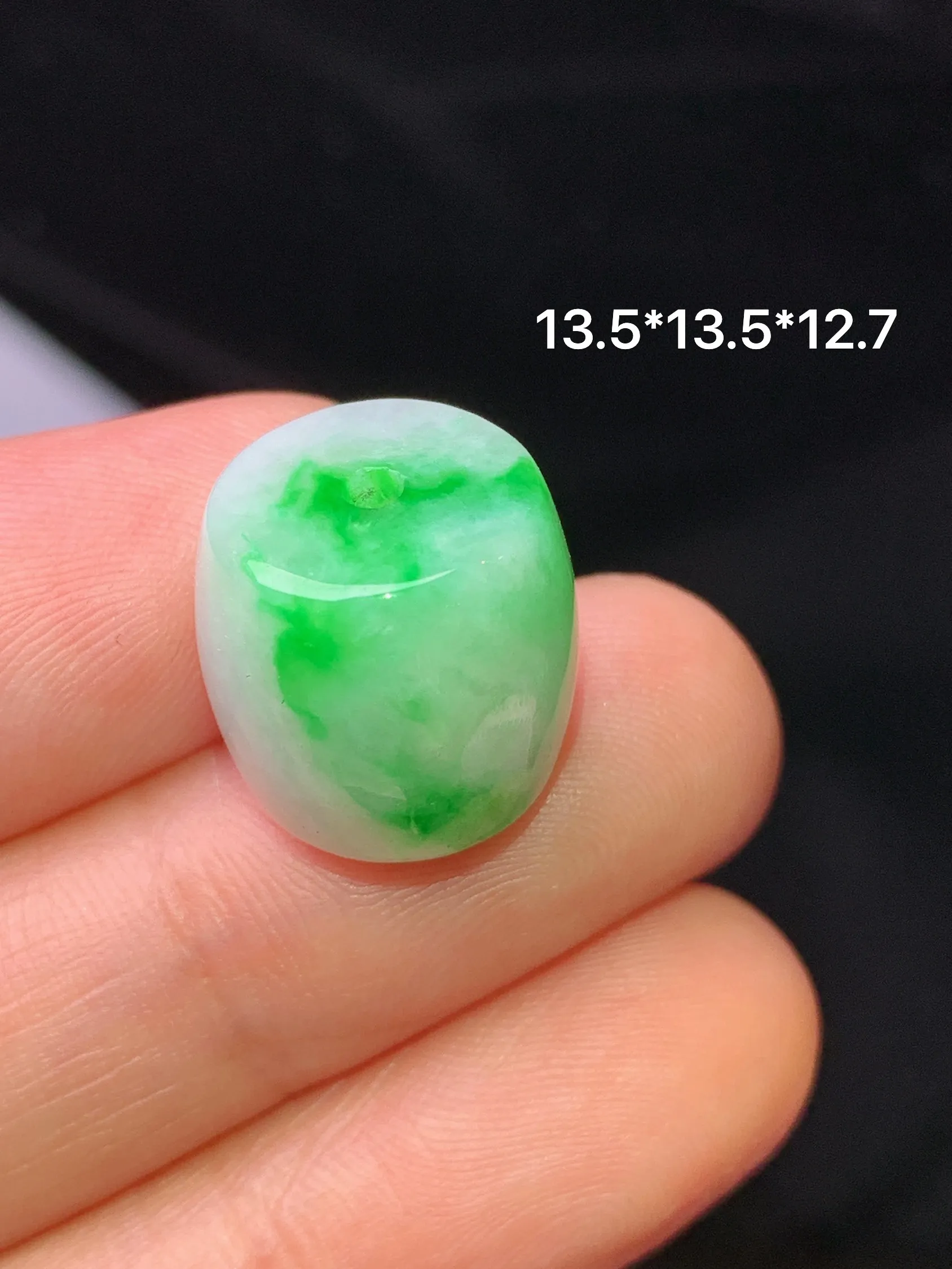 飘绿路路通吊坠 玉质细腻 色泽清新艳丽 整体尺寸13.5*12.7