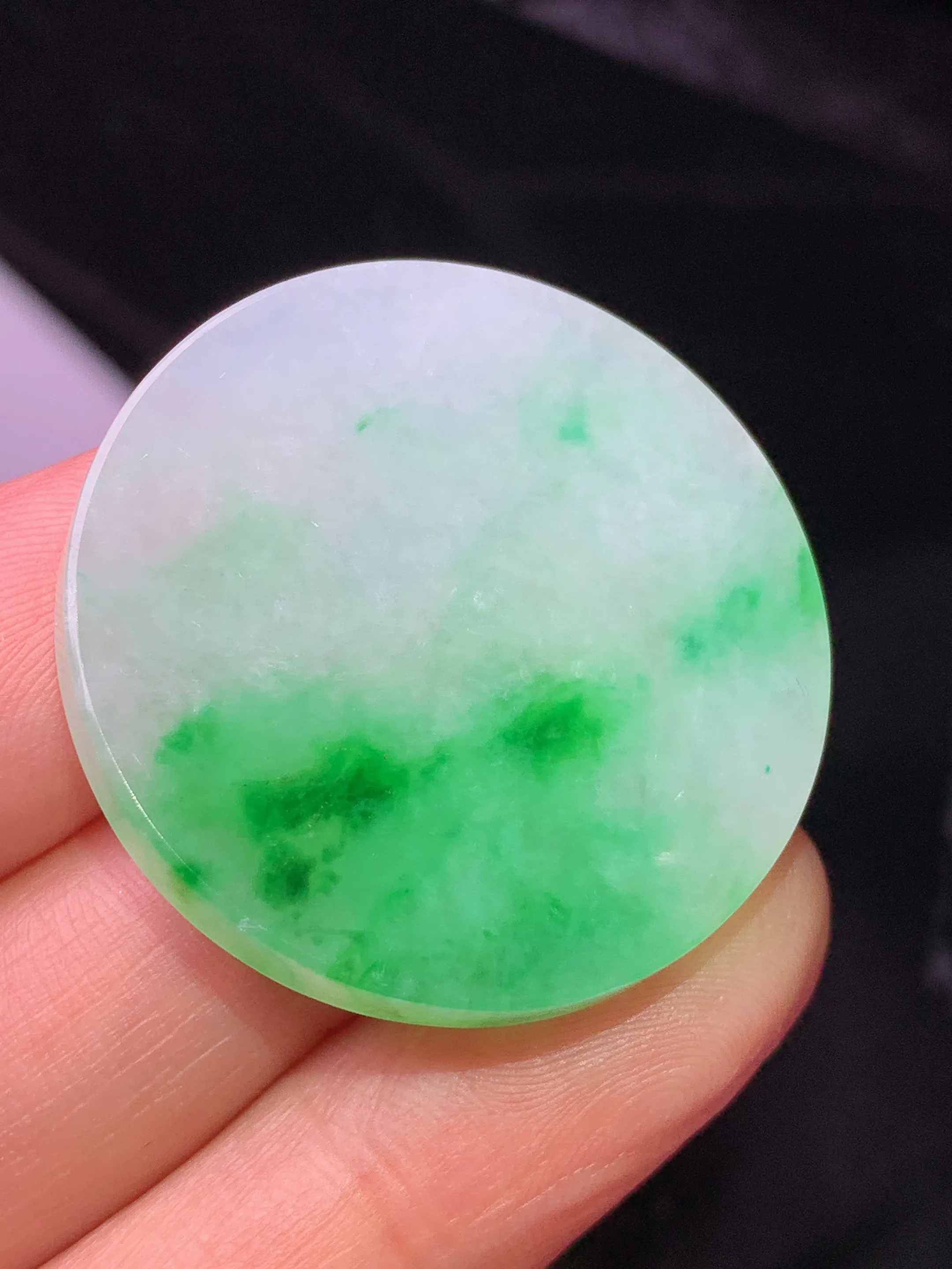 飘绿圆牌吊坠 玉质细腻 色泽清新艳丽 整体尺寸32.2*3.8