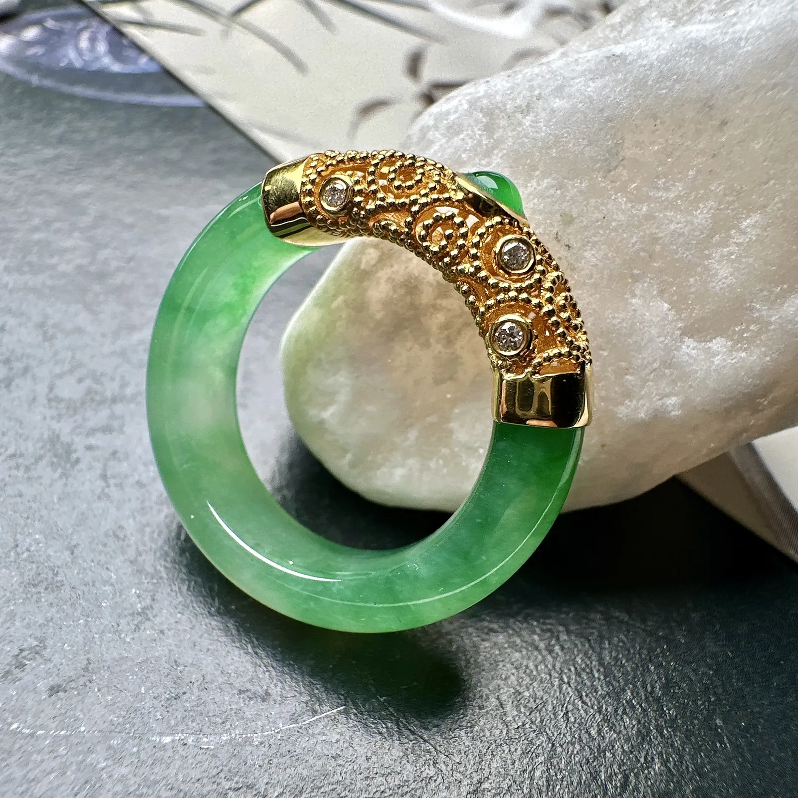 【冰种飘绿+18k金镶嵌戒圈】难得的冰润度，难得的好颜色，韵味十足，古色古香。也可当甜甜圈佩戴
