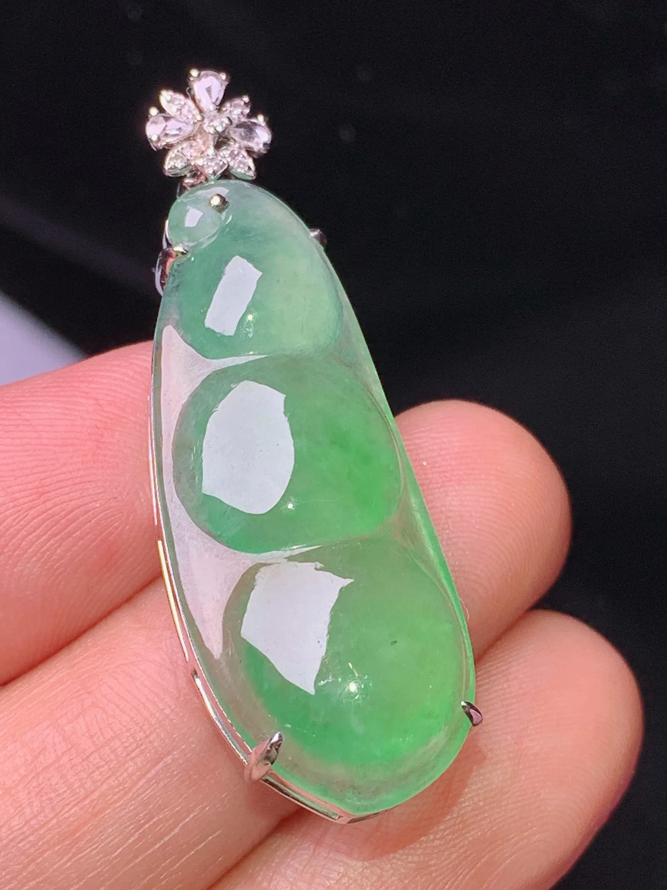 18k金钻镶嵌翠绿四季豆吊坠 玉质细腻  色泽清新艳丽 整体尺寸40.8*13.5*7