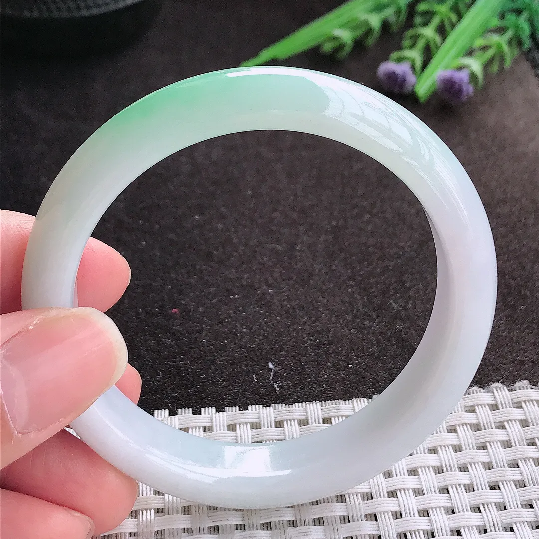 实拍A货翡翠54.5/12.8/7.8老坑精美温润飘绿手镯宽边玉镯手环