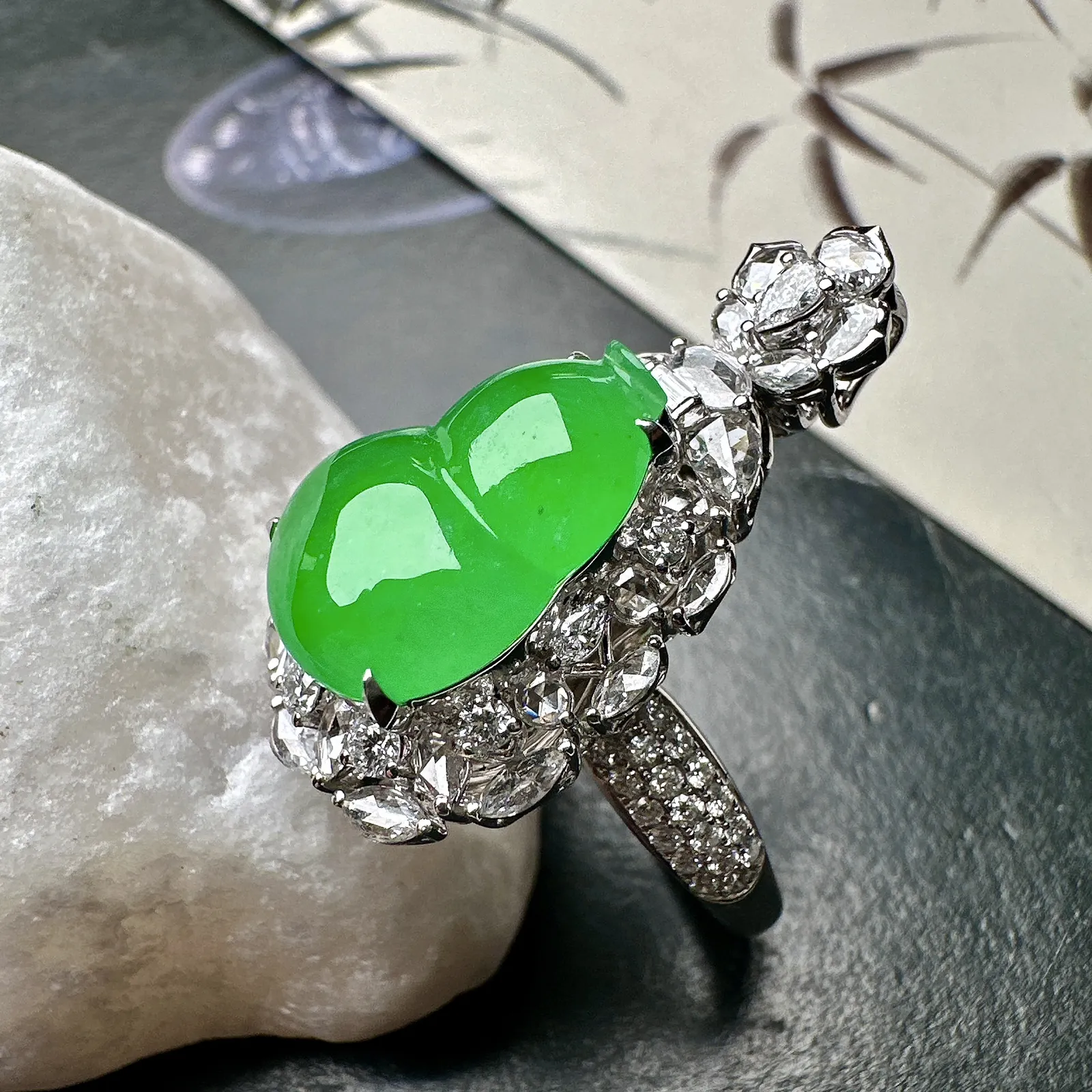 【冰种满绿葫芦戒指、吊坠两用款】质地细腻，冰润起光，胶感强烈，冰感明显，18K金钻精美镶嵌，裸石尺寸15*11.1*4.2毫米