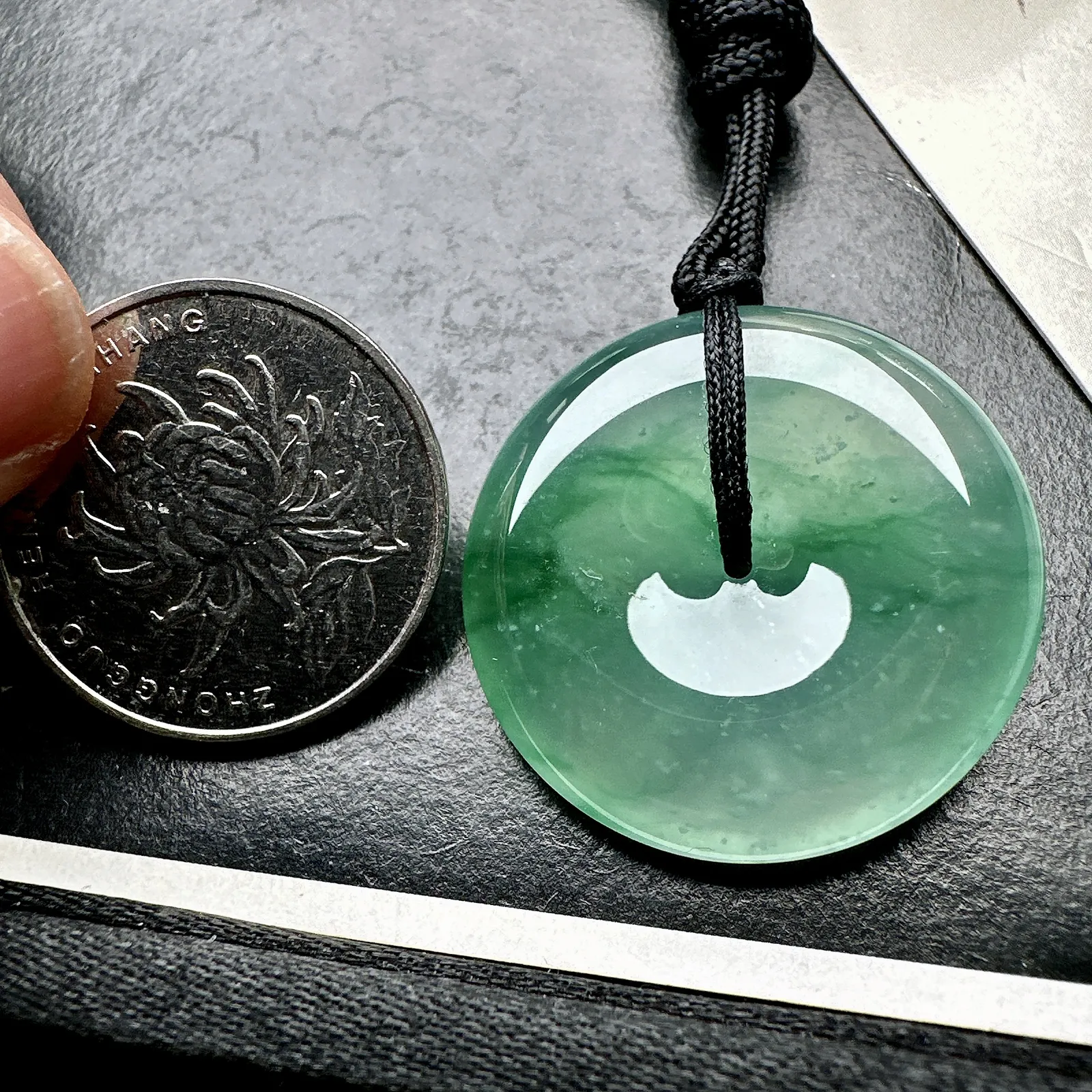 【冰种飘花平安扣】质地细腻冰润，品质很好，冰感十足，胶感明显，收藏品质。