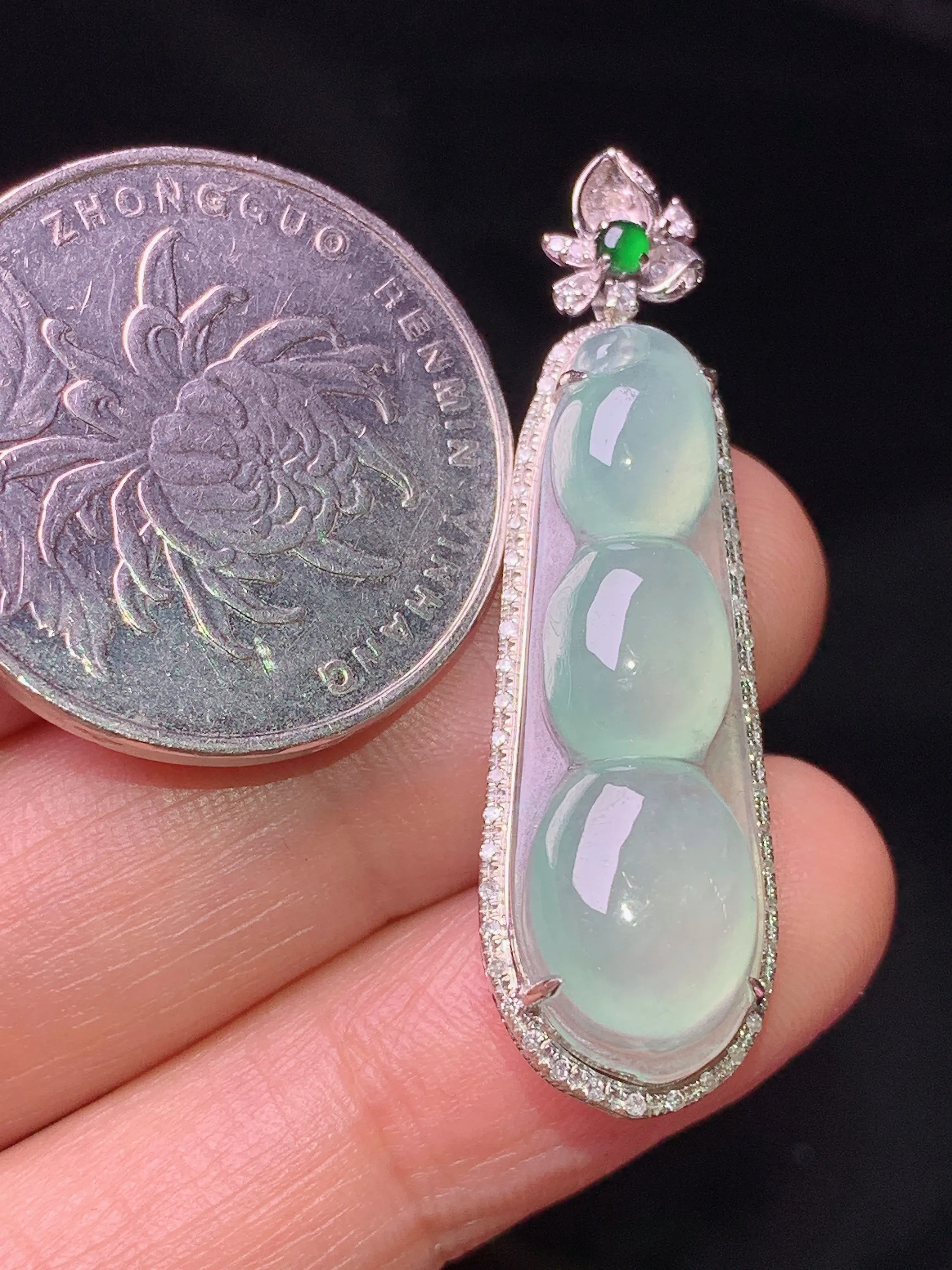 18k金钻镶嵌冰种四季豆吊坠 玉质细腻 色泽清新艳丽 整体尺寸39*11.5*8