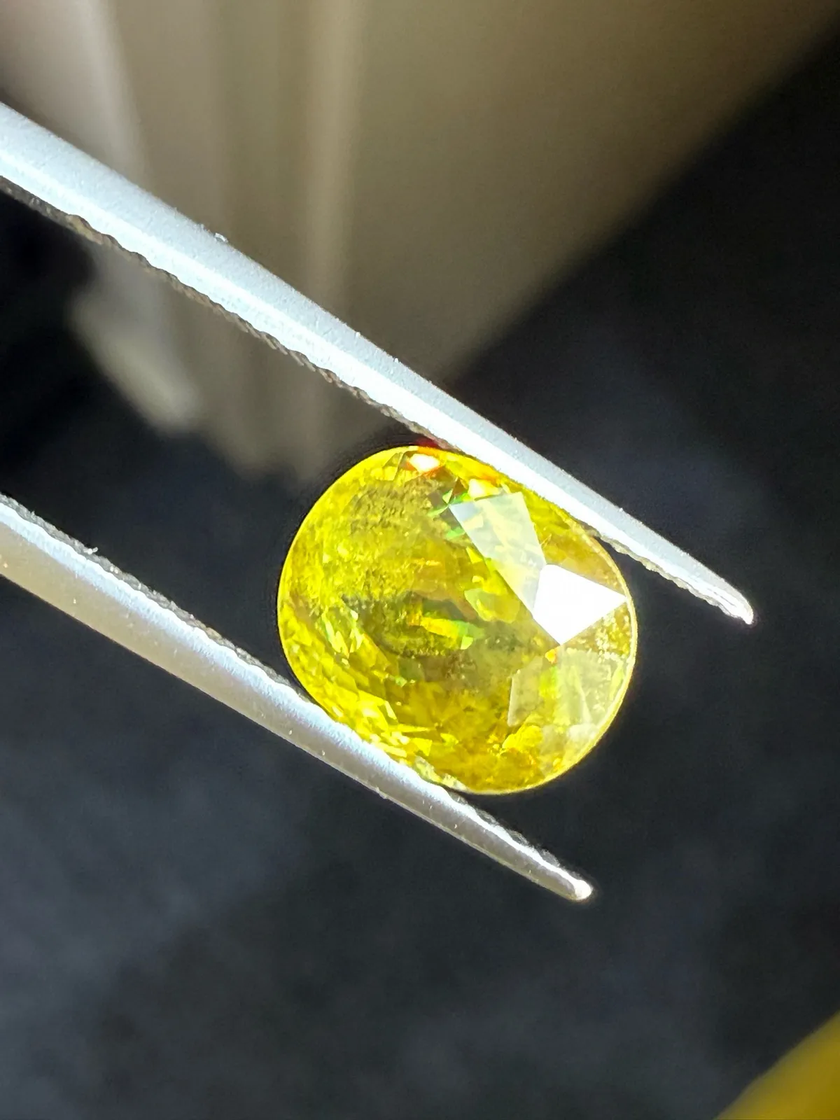 2.62克拉天然榍石戒面裸石，颜色超美，火彩超好，尺寸：8.9*7.3*4.6mm