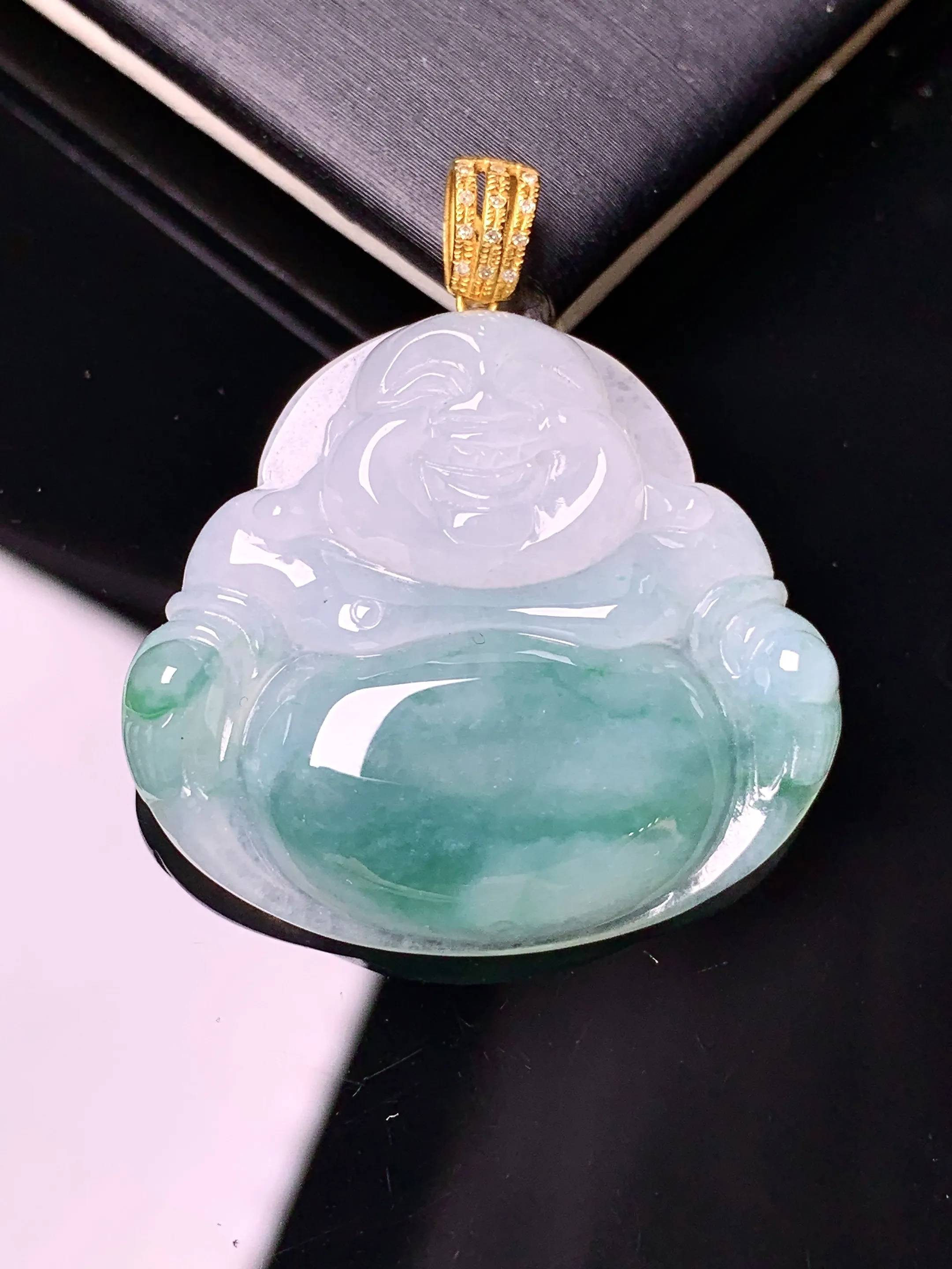 18k金钻镶嵌飘绿佛公吊坠 玉质细腻 色泽清新艳丽 整体尺寸34*30*6.2