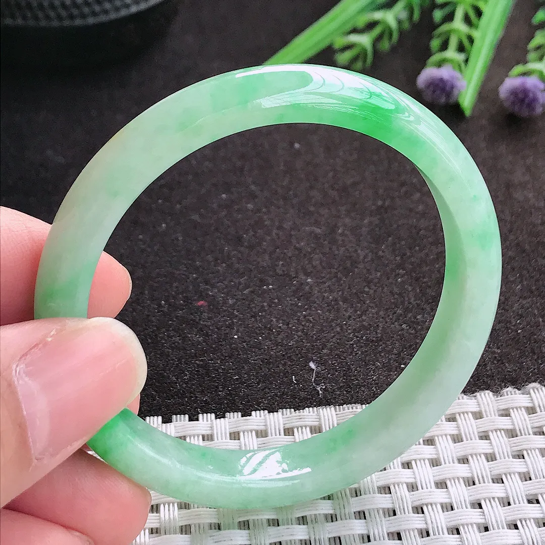 实拍A货翡翠51/9.4/6.4老坑精美飘阳绿手镯小圈口宽边玉镯手环