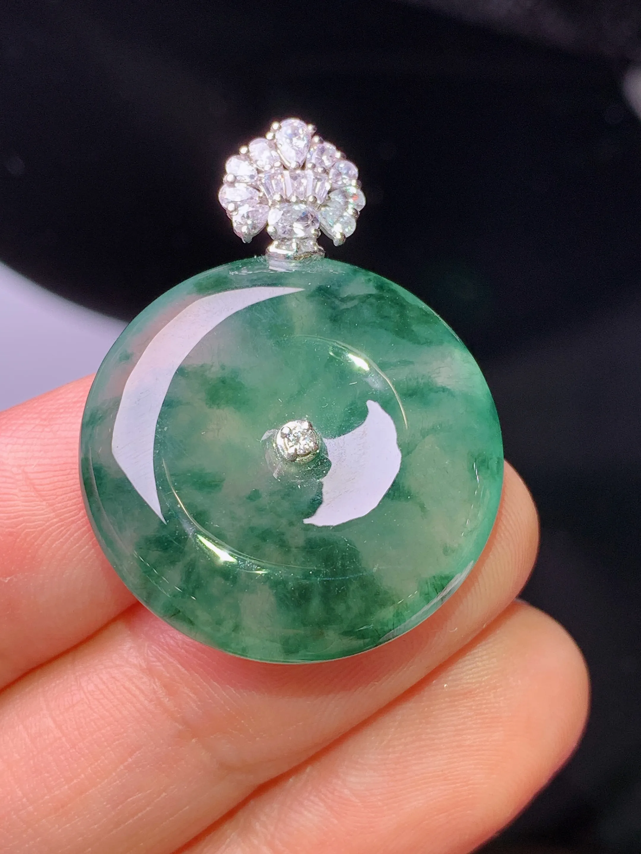 18k金钻镶嵌冰种飘花平安扣吊坠 玉质细腻 色泽清新艳丽 整体尺寸31.8*24*5.8