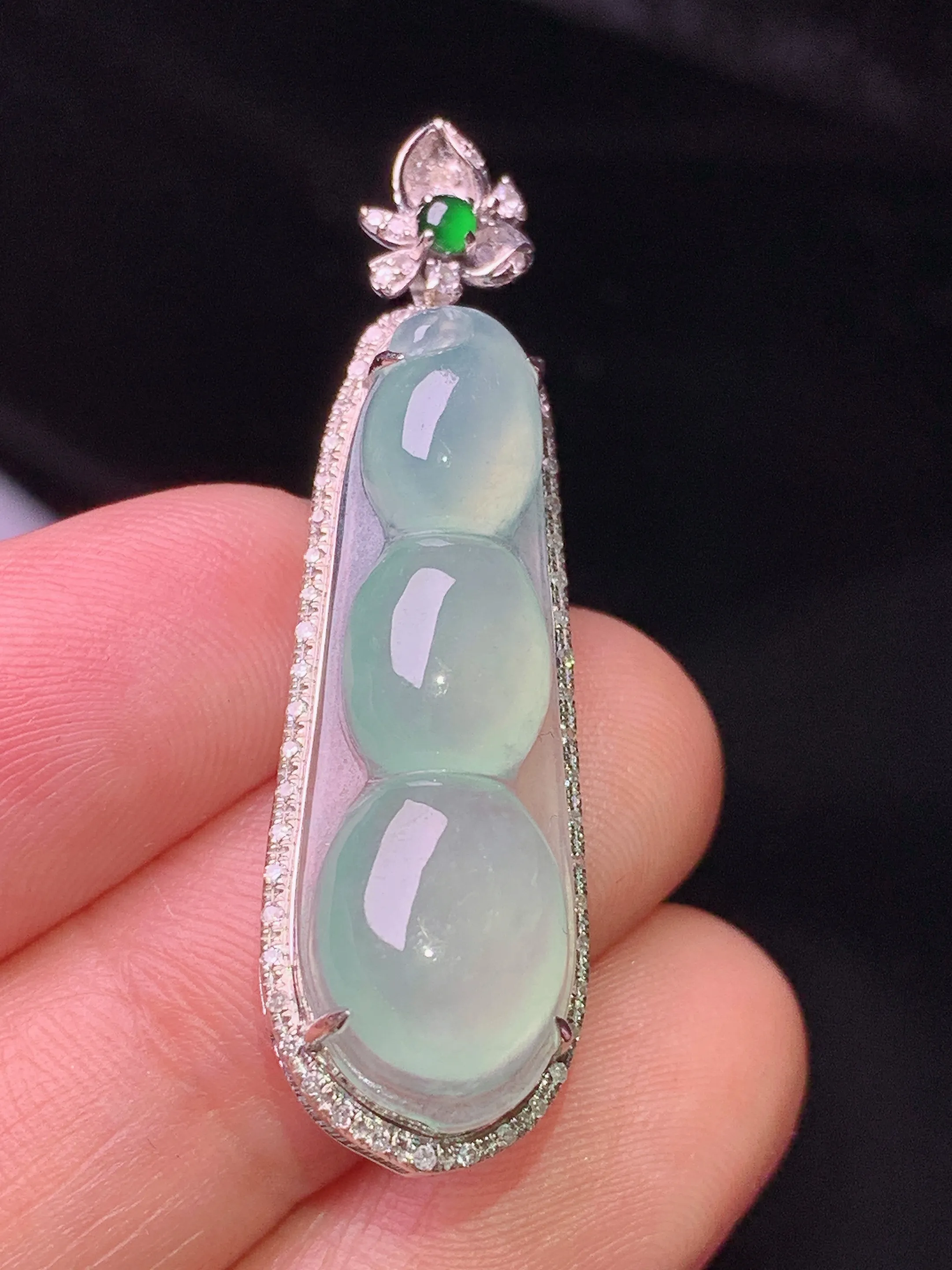 18k金钻镶嵌冰种四季豆吊坠 玉质细腻 色泽清新艳丽 整体尺寸39*11.5*8