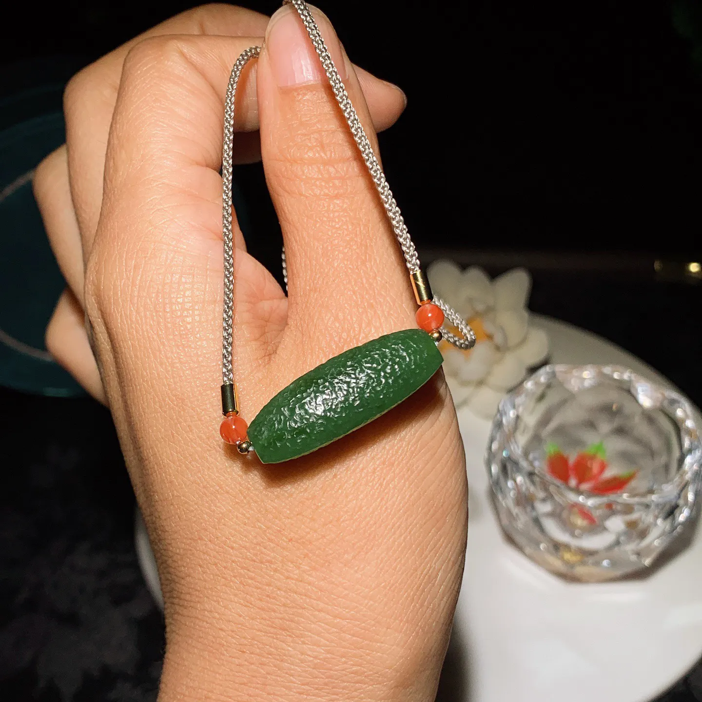 和田玉阳绿俄罗斯碧玉转运珠勒子挂件。尺寸31/11重7.5克，玉质细腻油润 底色纯净 脂粉好，品质好！lt251227