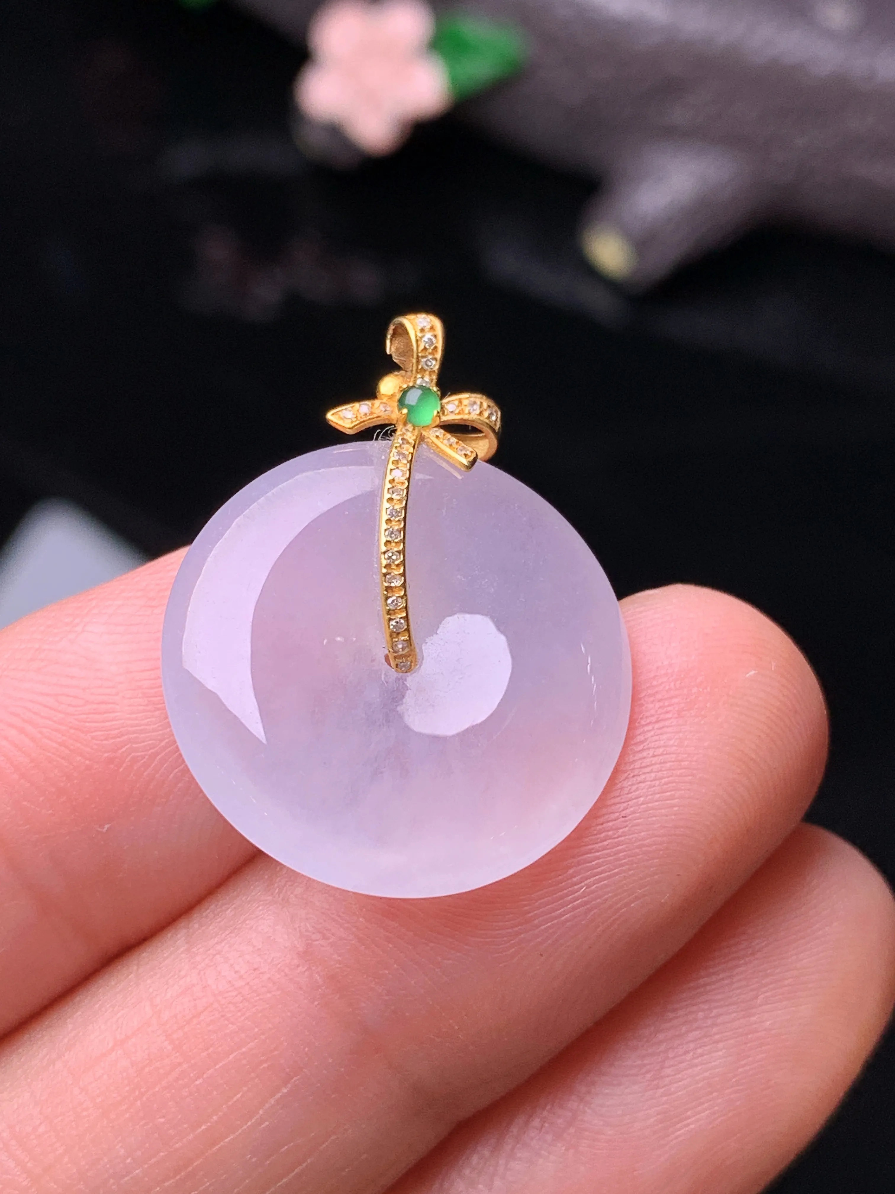 18k金钻镶嵌冰种平安扣吊坠 玉质细腻 色泽清新艳丽 整体尺寸24.8*19*4.7