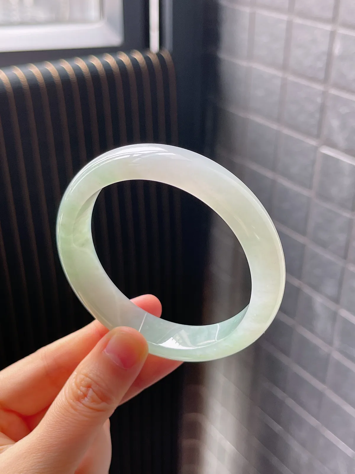 正圈59.2圈口，翡翠冰糯种淡绿色手镯