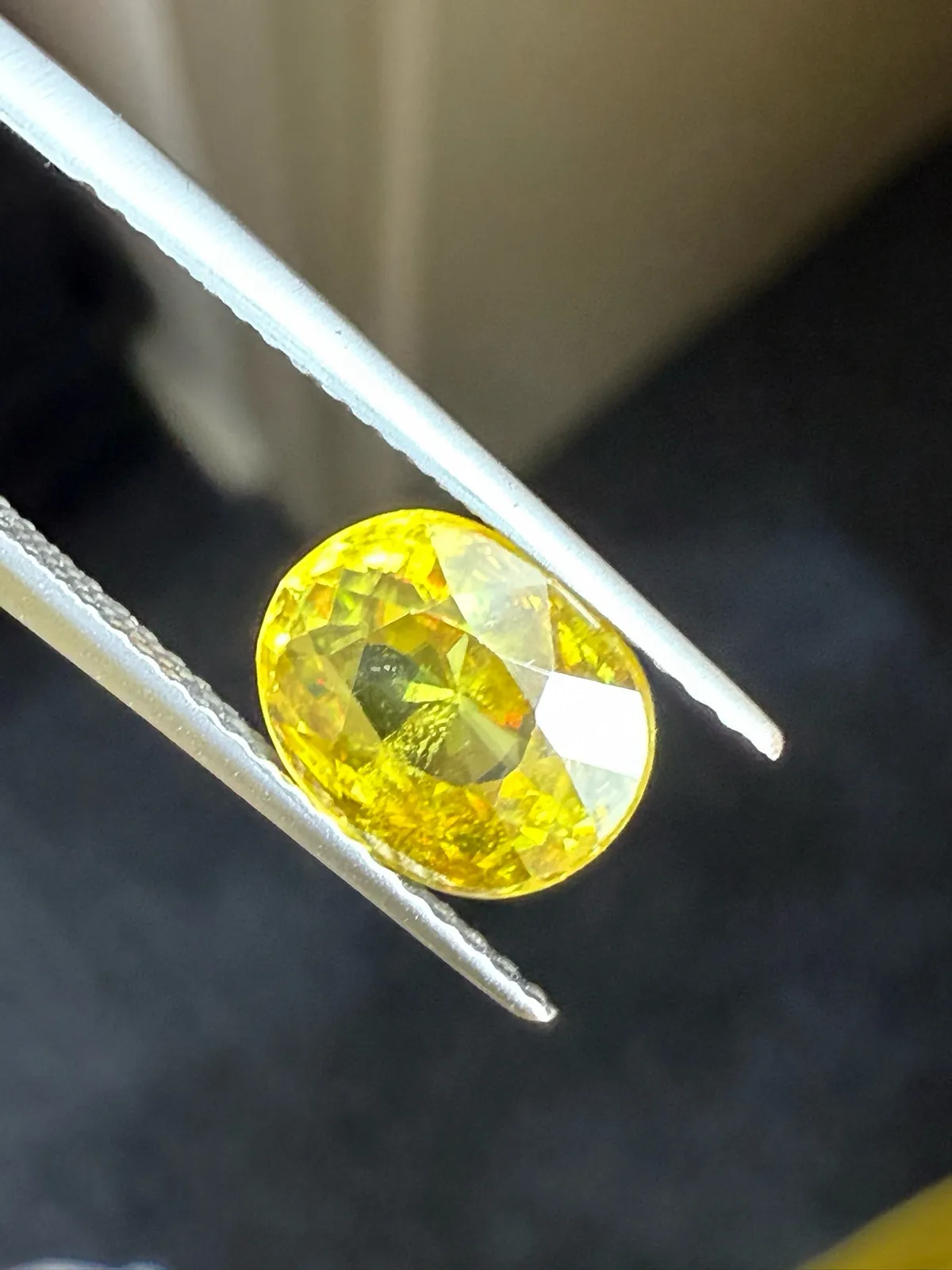 2.205克拉天然榍石戒面裸石，颜色超美，火彩超好，尺寸：8.8*7.2*4.3mm