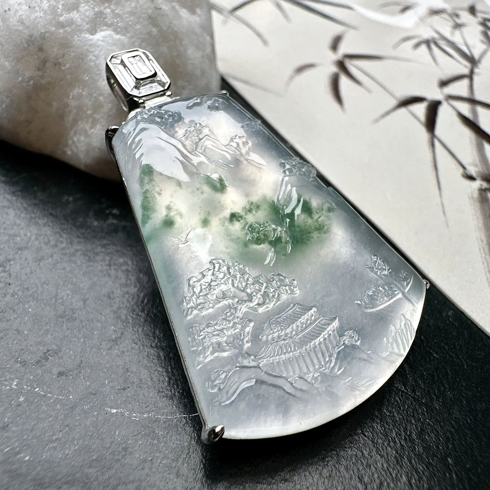 【冰种飘花山水】种地很不错，冰感十足，通透度好，画面感强烈，稀有的好山水，18k金钻镶嵌，裸石尺寸34.5*27.4*4.5毫米