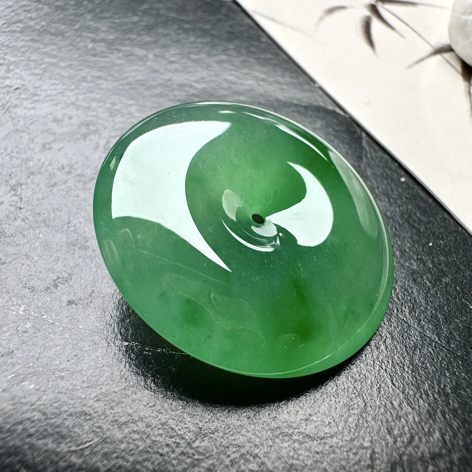 【冰种绿平安扣】质地细腻冰润，品质很好，冰感十足，胶感明显，收藏品质。