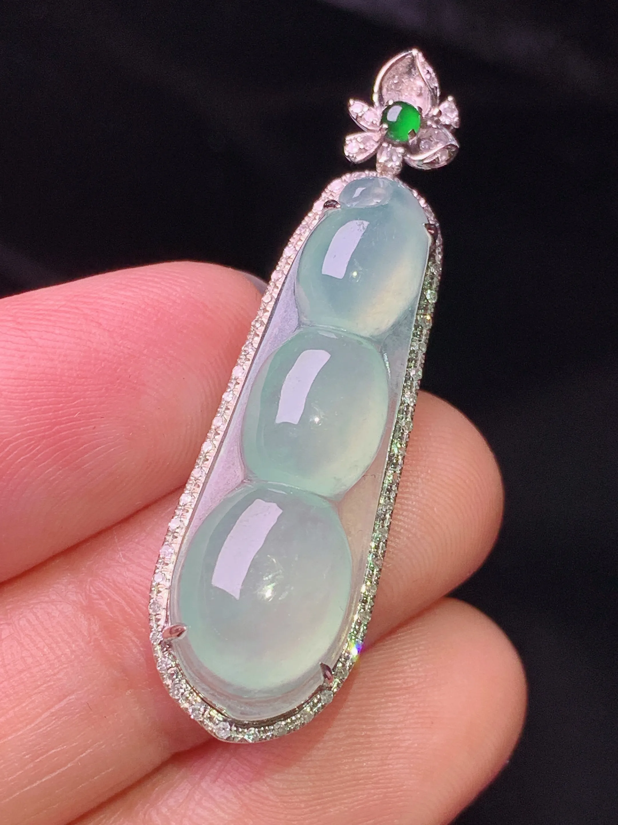 18k金钻镶嵌冰种四季豆吊坠 玉质细腻 色泽清新艳丽 整体尺寸39*11.5*8