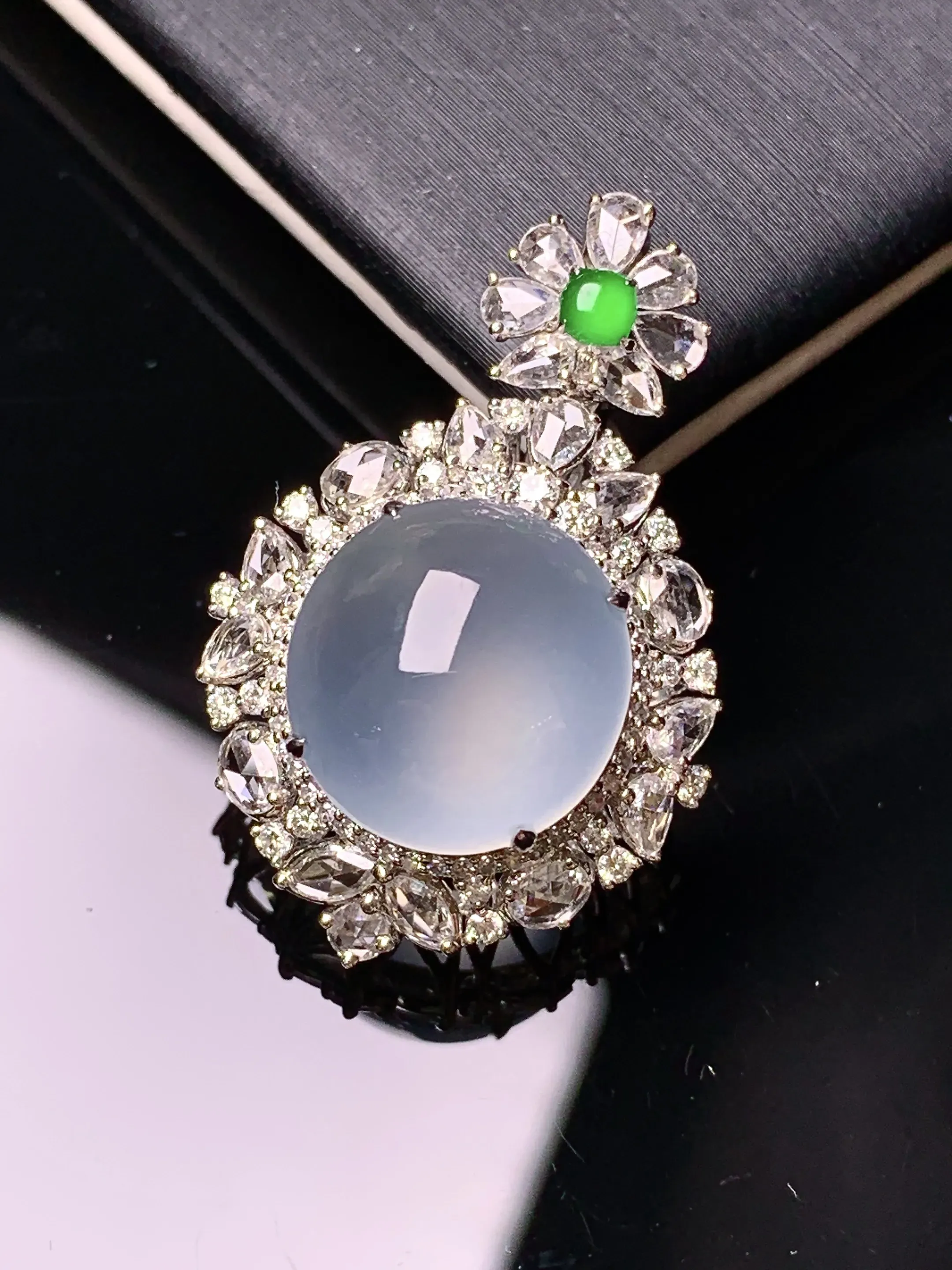 18k金钻镶嵌冰种蛋面吊坠 玉质细腻 色泽清新艳丽 整体尺寸29.3*19*12