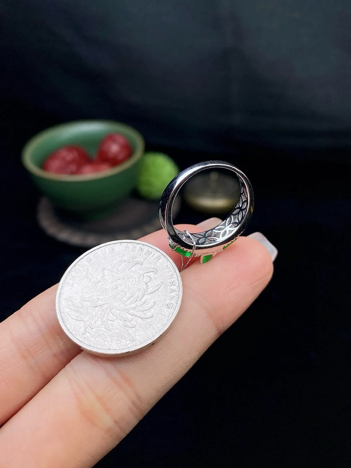 【冰种满绿随形戒指】质地细腻，饱满度很好，晶莹剔透，18k金钻镶嵌，裸石尺寸5.4*3.1*2.5毫米