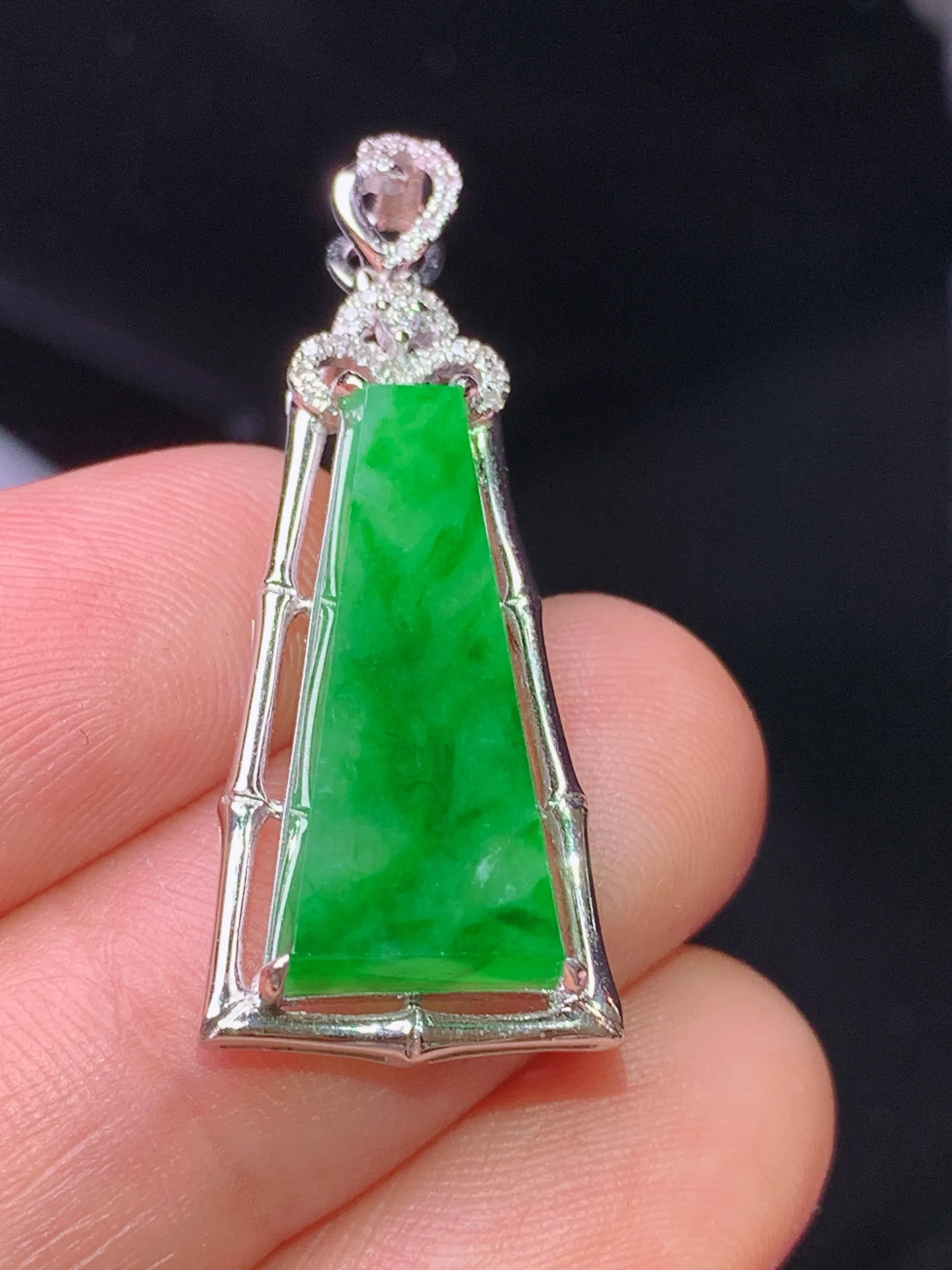 18k金钻镶嵌翠绿无事牌吊坠 玉质细腻 色泽清新艳丽 整体尺寸31.6*13*5.3