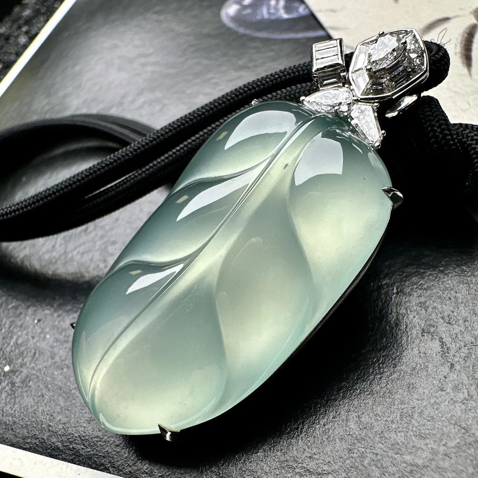 【冰种天空蓝叶子】金枝玉叶，质地细腻，冰润透亮，光泽出众，18k金钻镶嵌，裸石尺寸40.2*22.5*6.7毫米