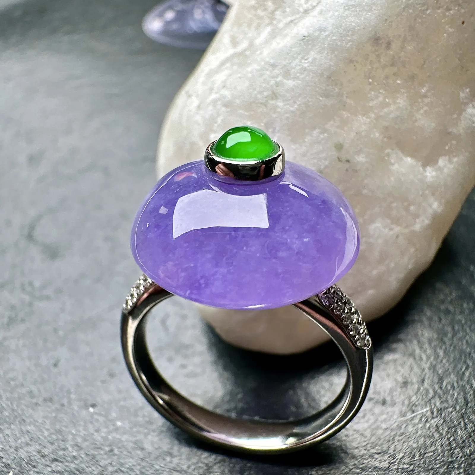 【冰种妖紫平安扣戒指】质地细腻，妖紫色泽，光泽度不错，18k金钻镶嵌，裸石尺寸15.8*7.3毫米