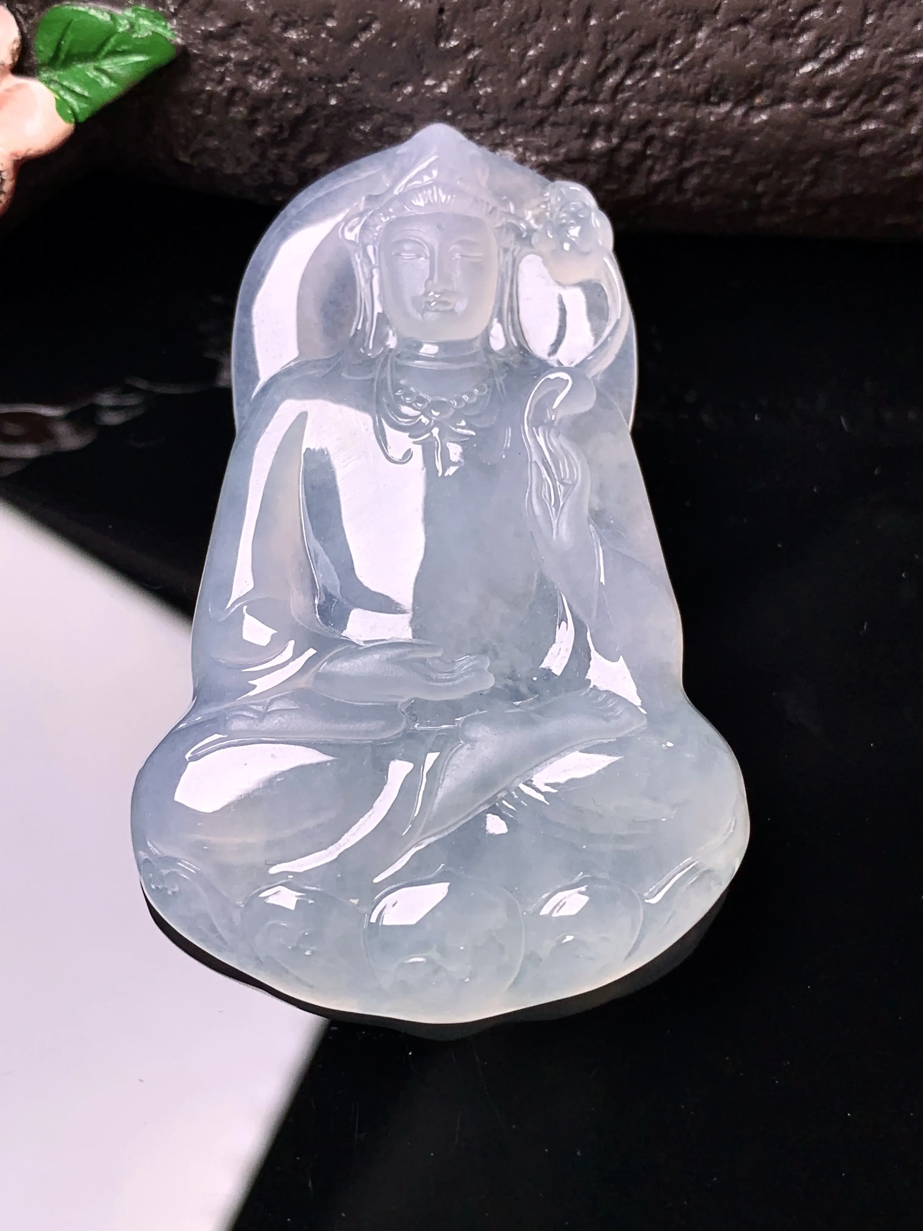 冰种观音菩萨吊坠 玉质细腻 色泽清新艳丽 整体尺寸53.6*33.6*5.3