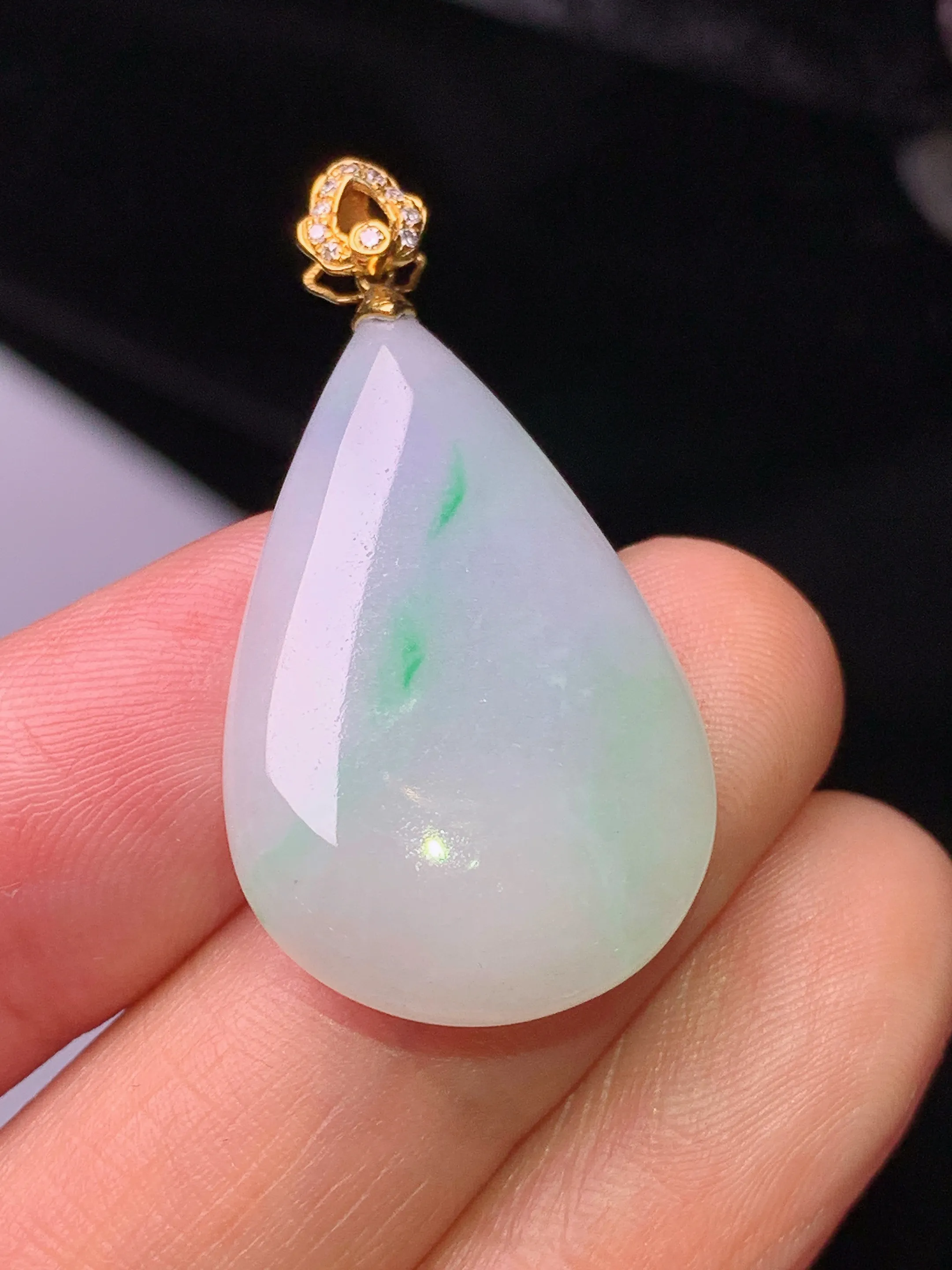 18k金镶嵌飘绿水滴吊坠 玉质细腻 色泽清新艳丽 整体尺寸34.5*18.2*5