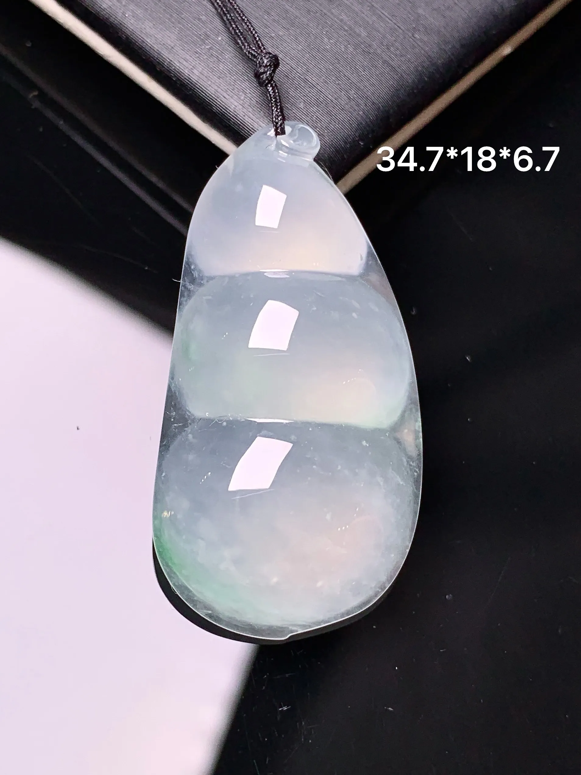 冰种四季豆吊坠 玉质细腻 色泽清新艳丽 整体尺寸34.7*18*6.7