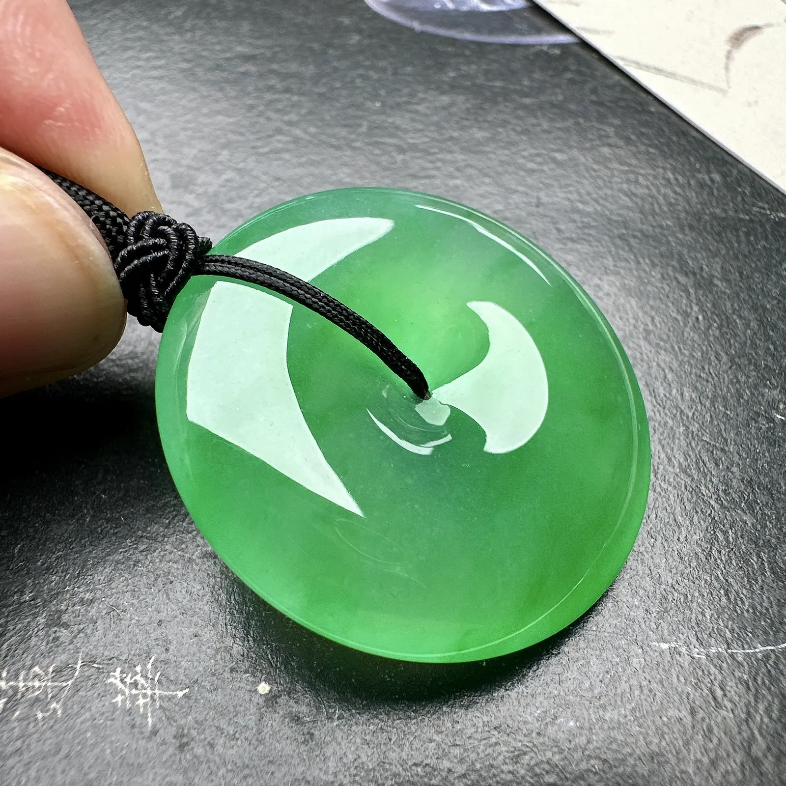 【冰种满绿平安扣】质地非常细腻，冰润十足，种老冰透，收藏品质。