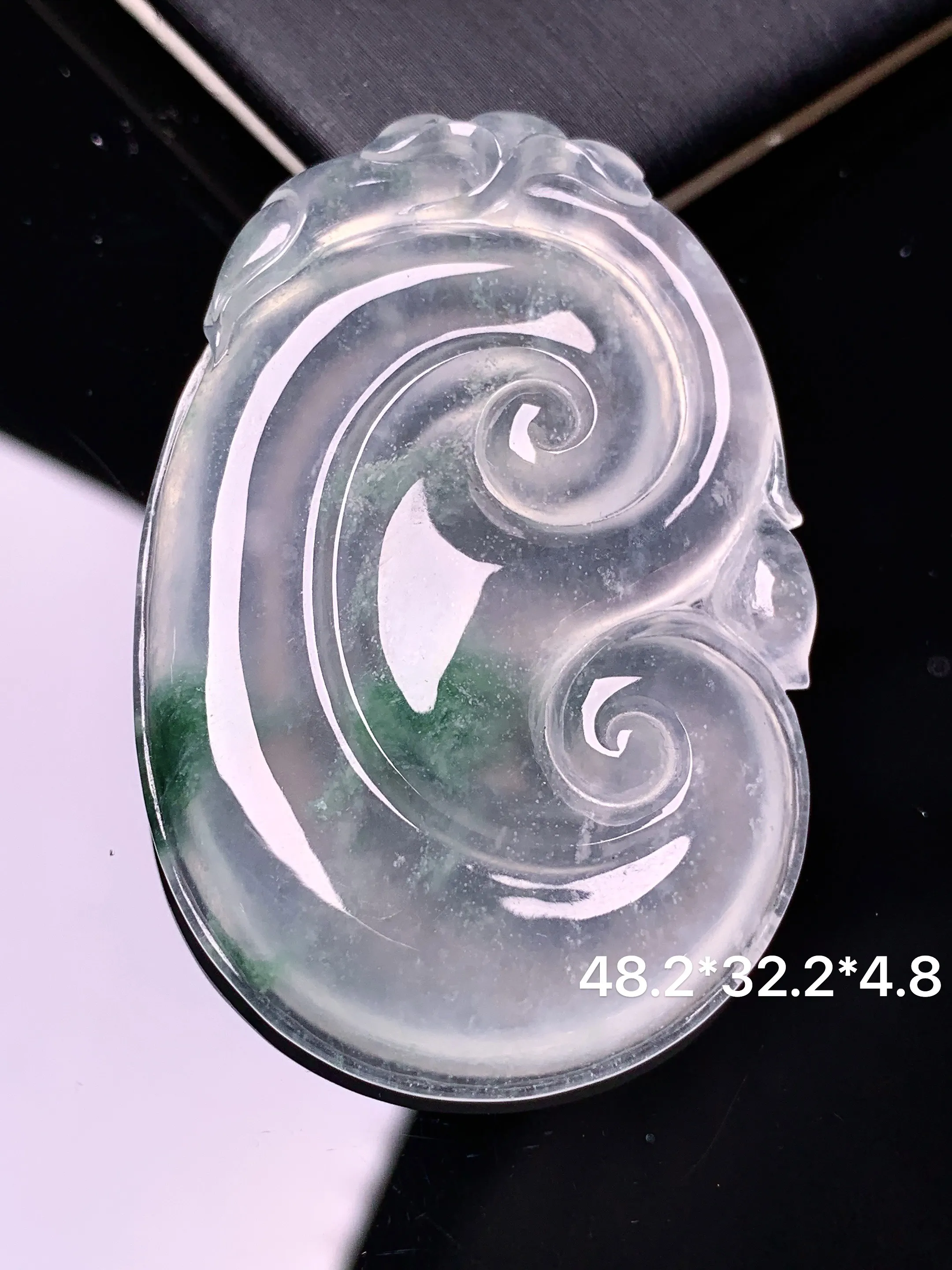 飘绿如意吊坠 玉质细腻 色泽清新艳丽 整体尺寸48.2*32.2*4.8