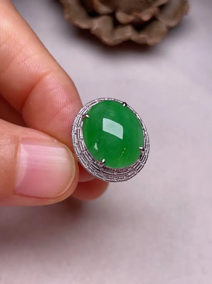 冰种阳绿蛋面戒指、真金真钻镶嵌，种水好，玉质细腻 .裸石尺寸 13.7*11.5