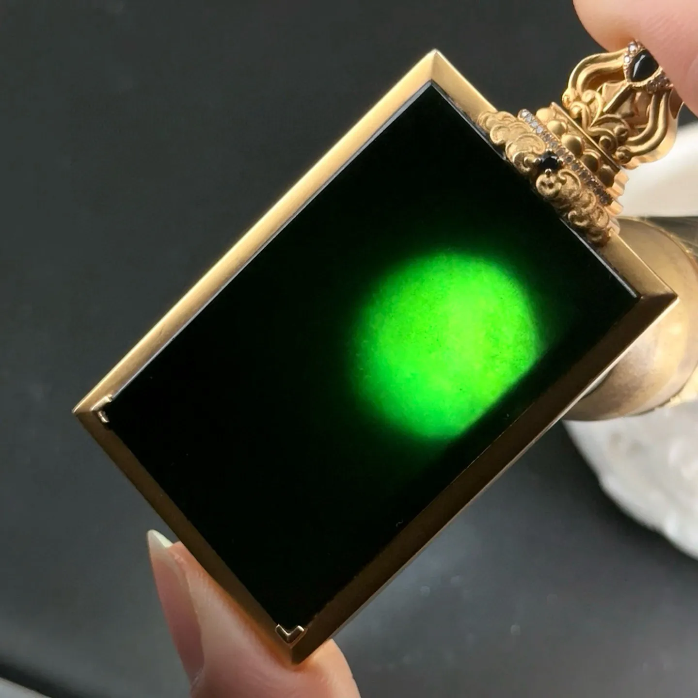 精品18k重金豪镶墨翠无事牌 种好色正 黑度极好 打灯通透 油性十足 尺寸65.1