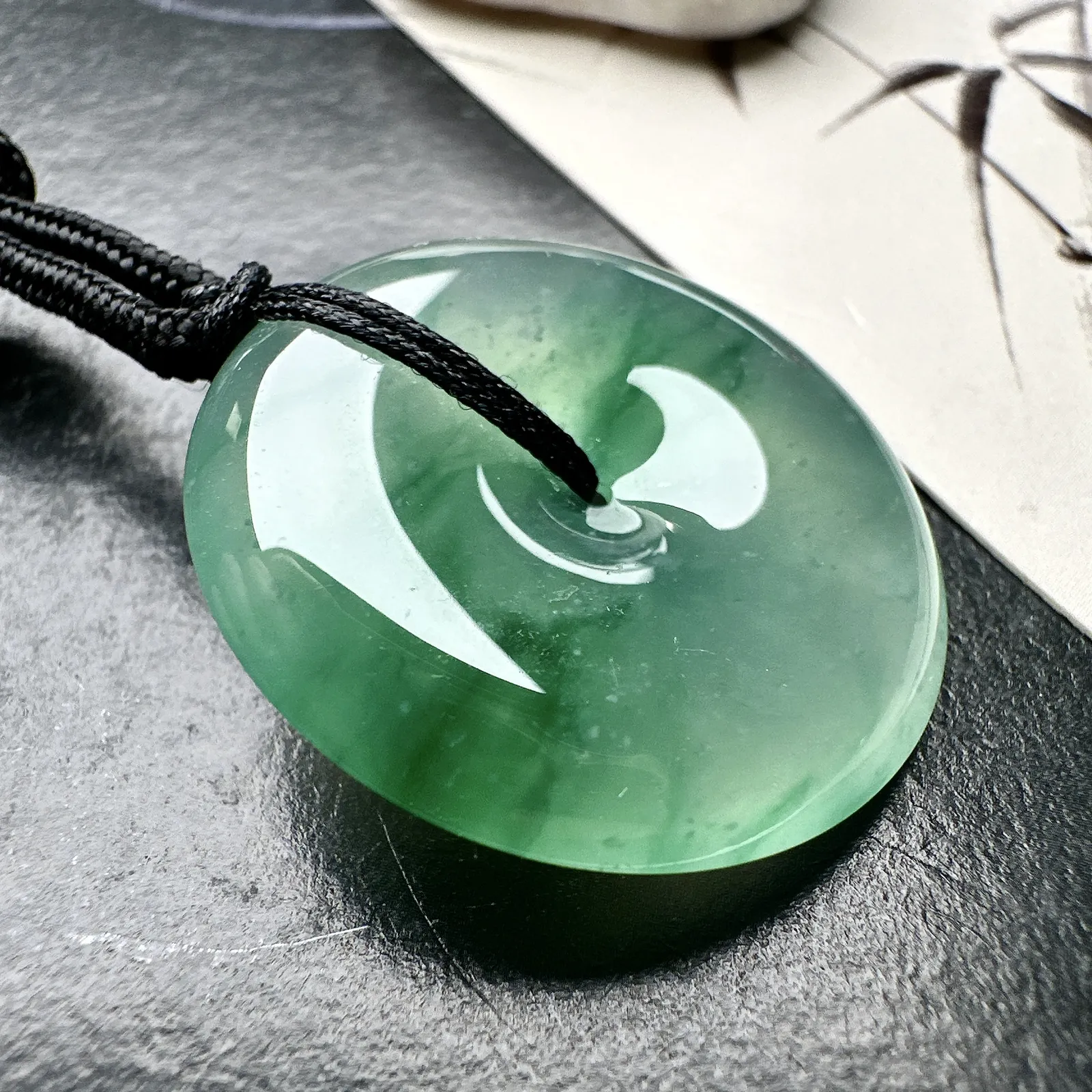 【冰种飘花平安扣】质地细腻冰润，品质很好，冰感十足，胶感明显，收藏品质。