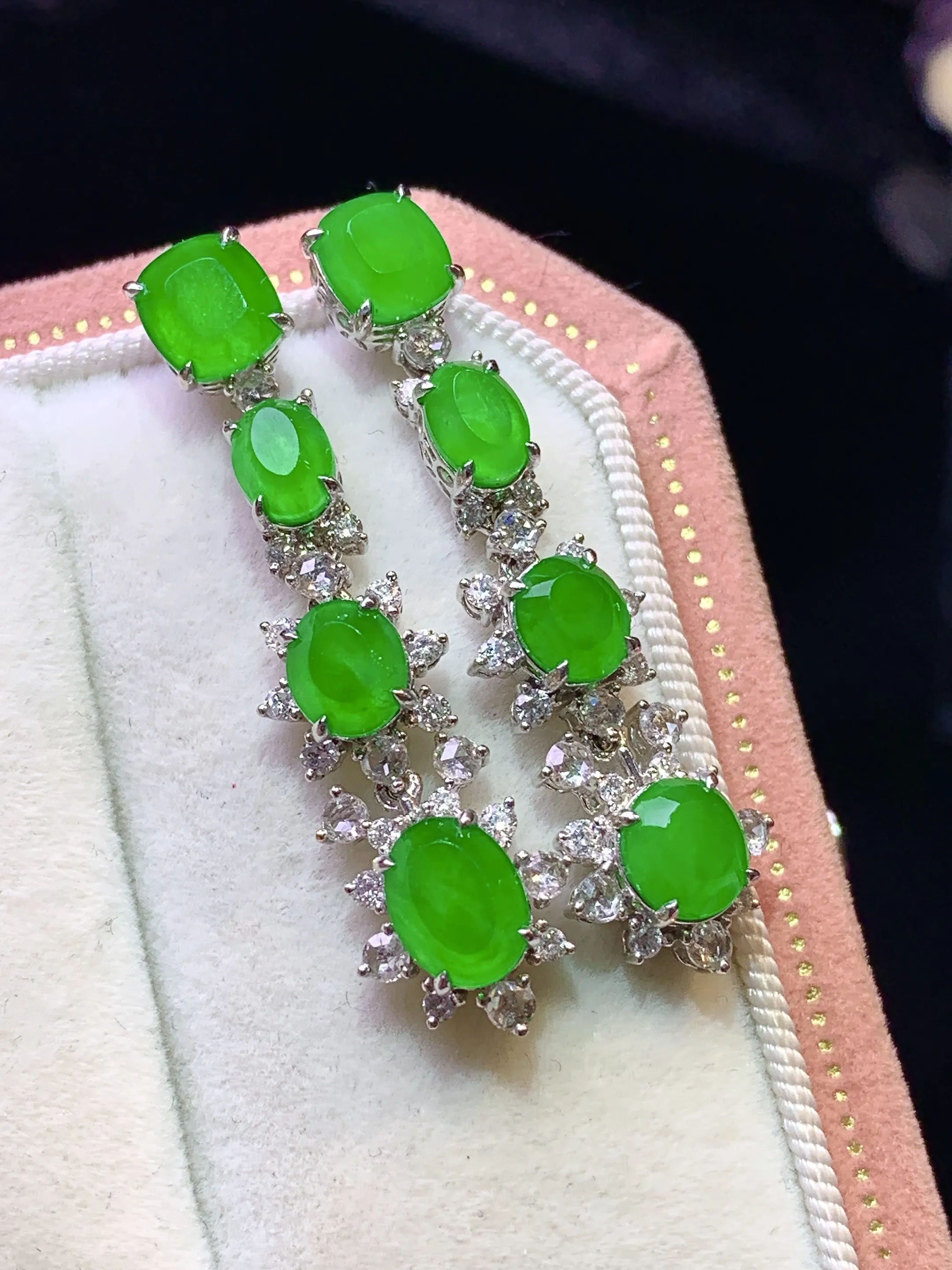 18k金钻镶嵌满绿蛋面耳坠 玉质细腻 色泽清新艳丽 整体尺寸34.7*9.5*5.5