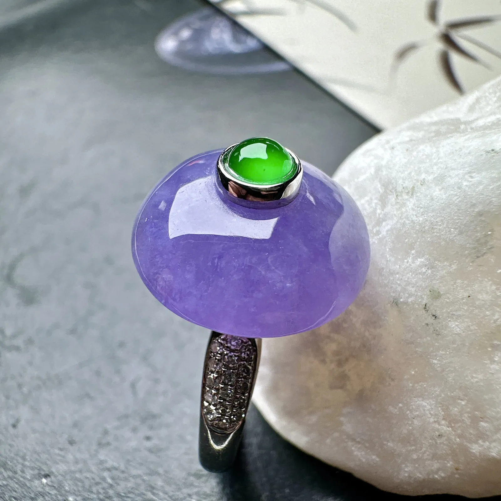 【冰种妖紫平安扣戒指】质地细腻，妖紫色泽，光泽度不错，18k金钻镶嵌，裸石尺寸15.8*7.3毫米