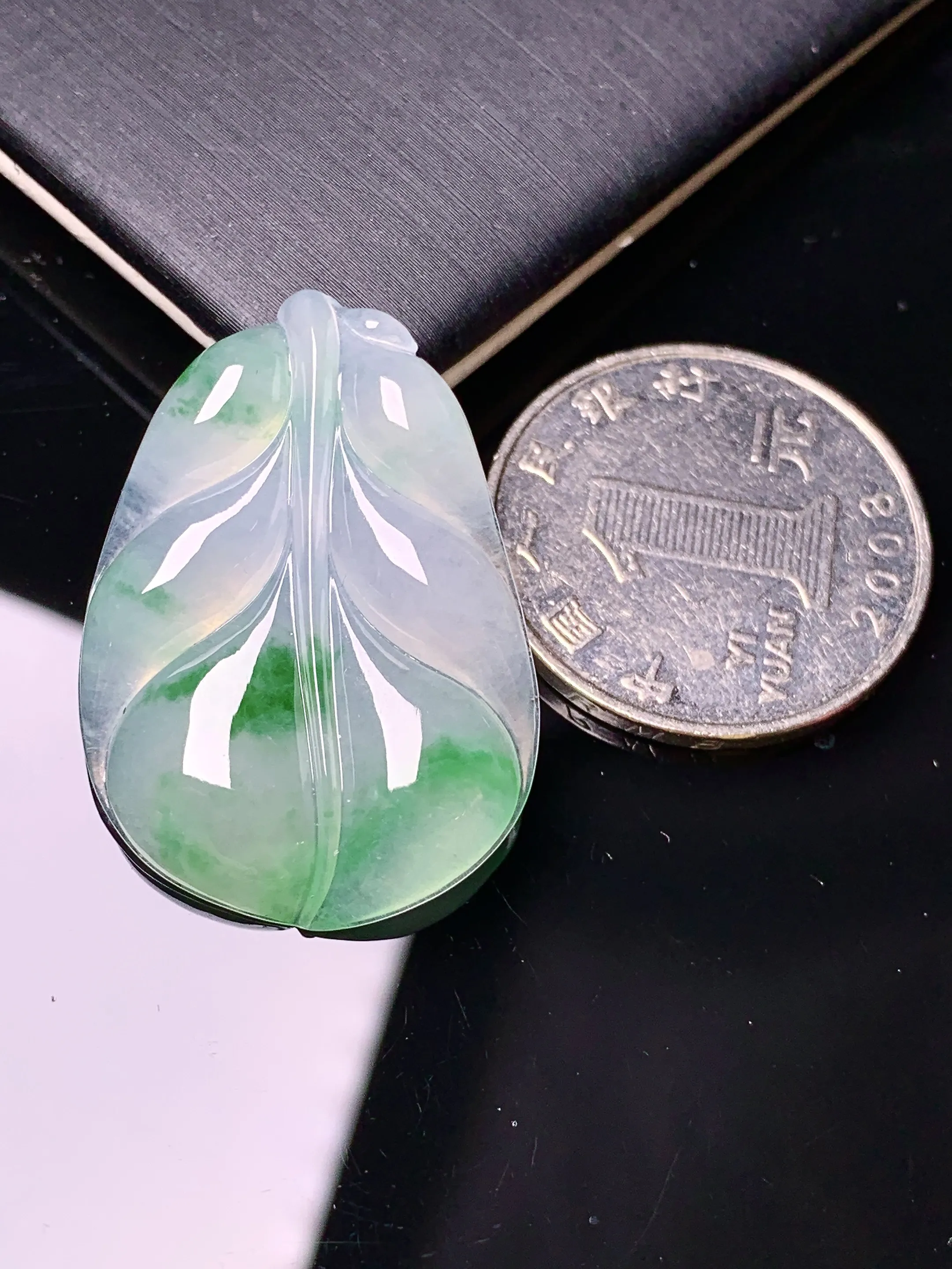 飘绿树叶吊坠 玉质细腻 色泽清新艳丽 整体尺寸32.7*23.2*5