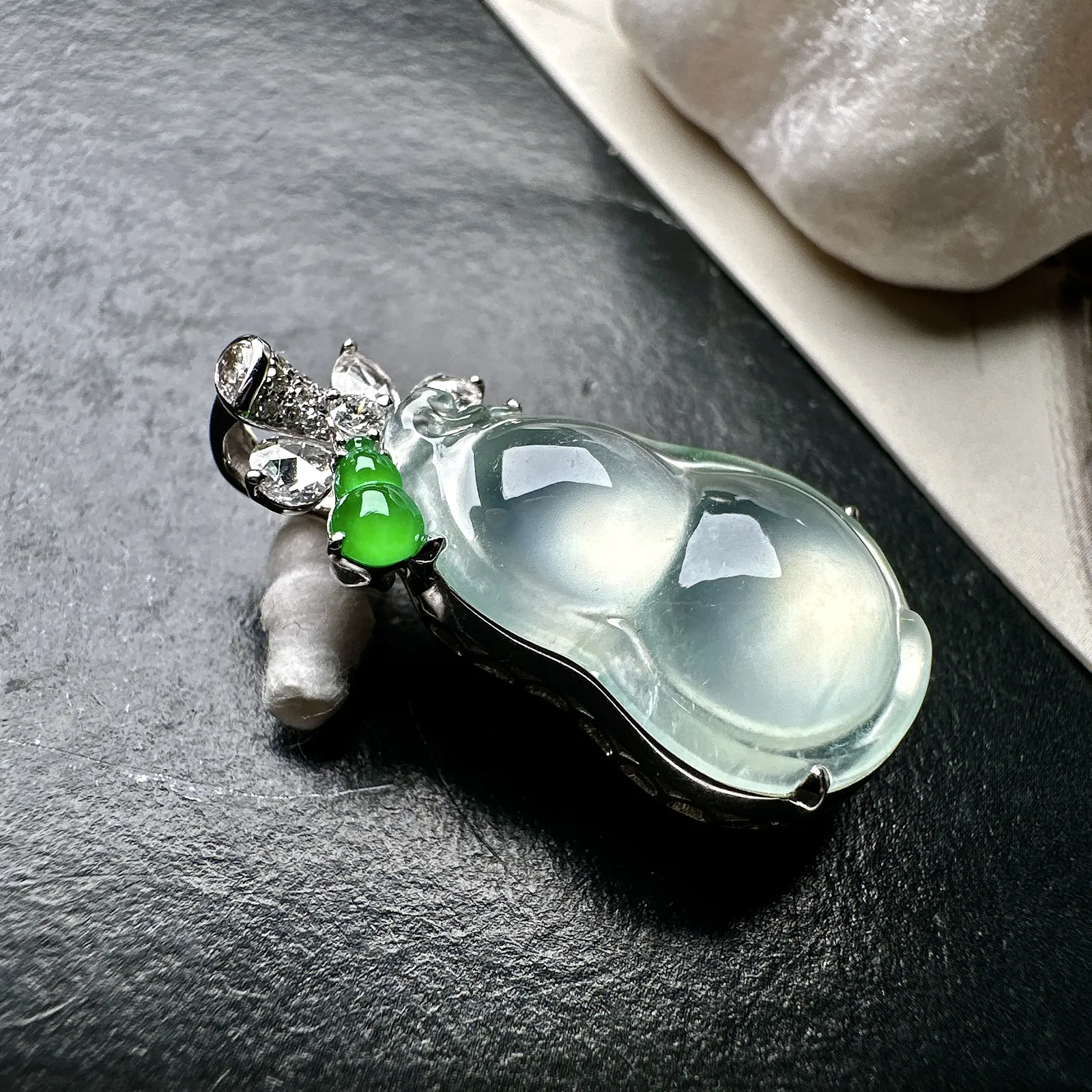 【冰种葫芦吊坠】质地细腻清爽，荧光感强烈，起刚光强烈，18K金钻镶嵌，裸石尺寸22*15.2*5.1毫米